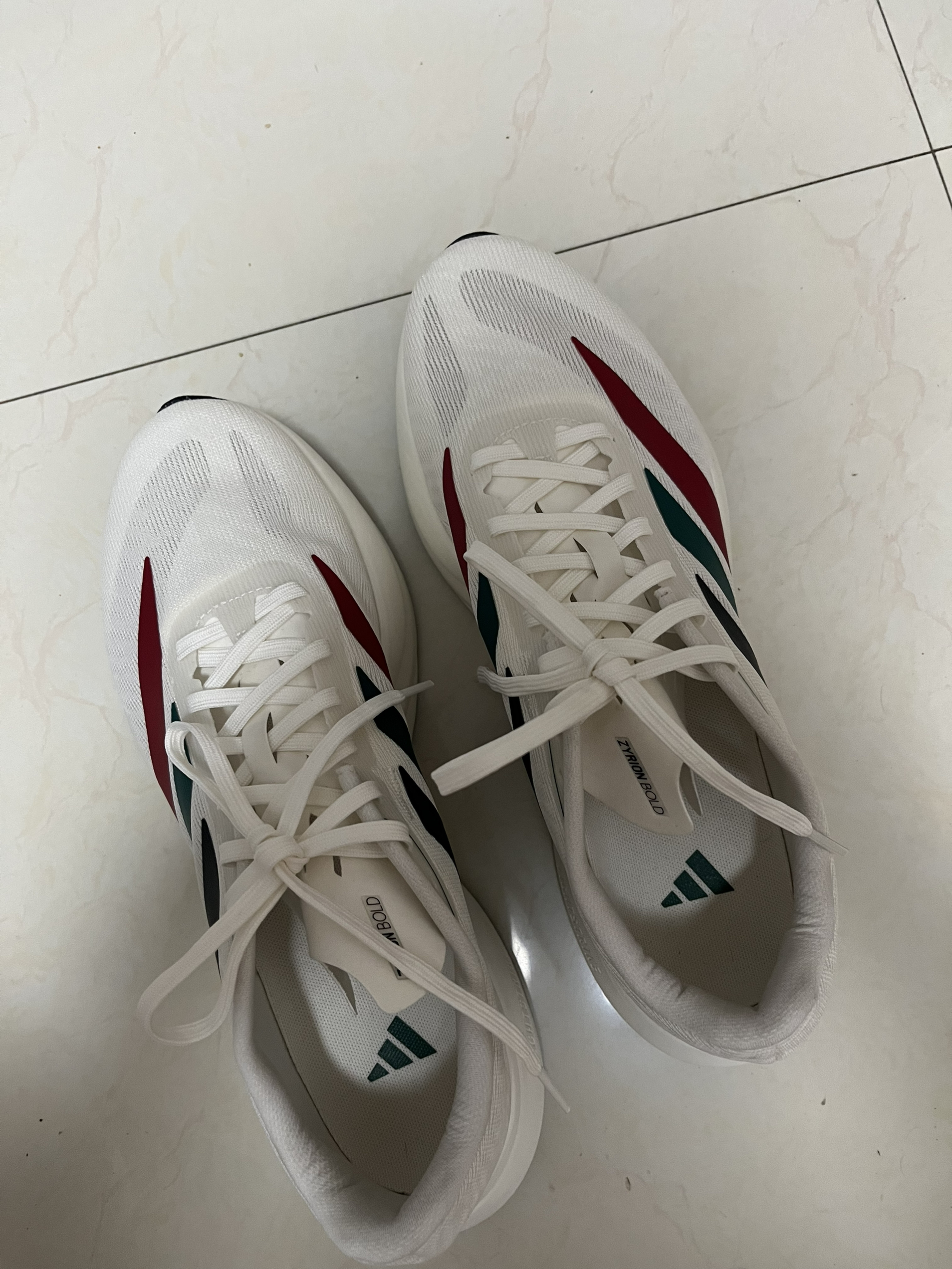 脚感非常软，穿着很舒服，可以说是买的鞋感