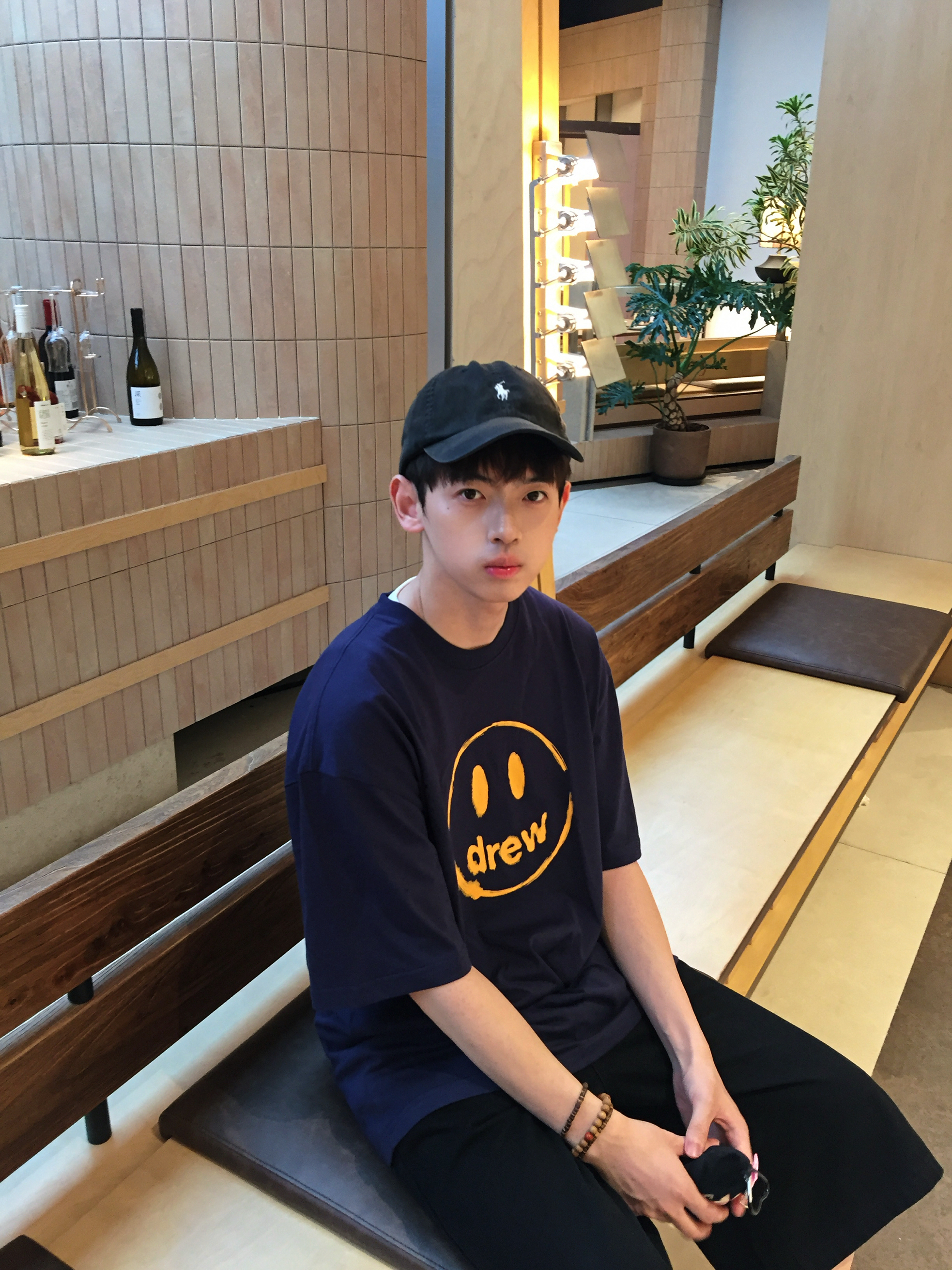 咖啡店OOTD｜藏蓝笑脸T，这套坐着拍都出片👀