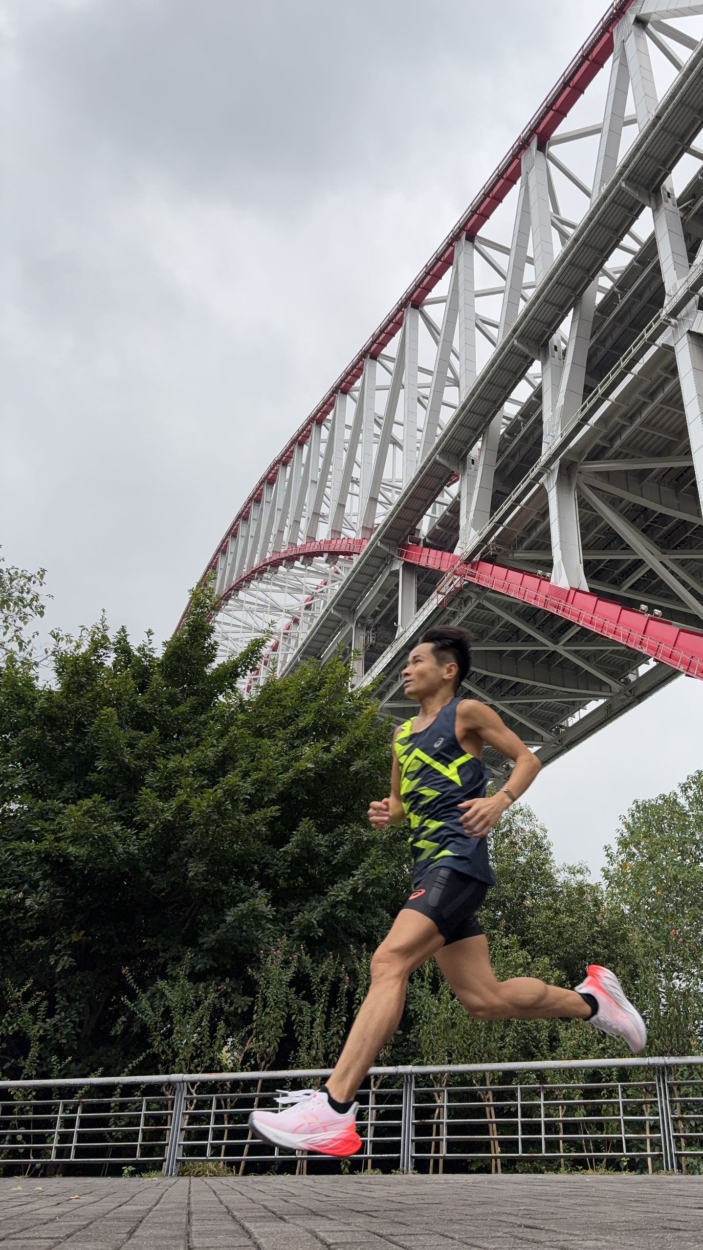 接小棉袄放学，她小鲜肉同学问：“这是你哥