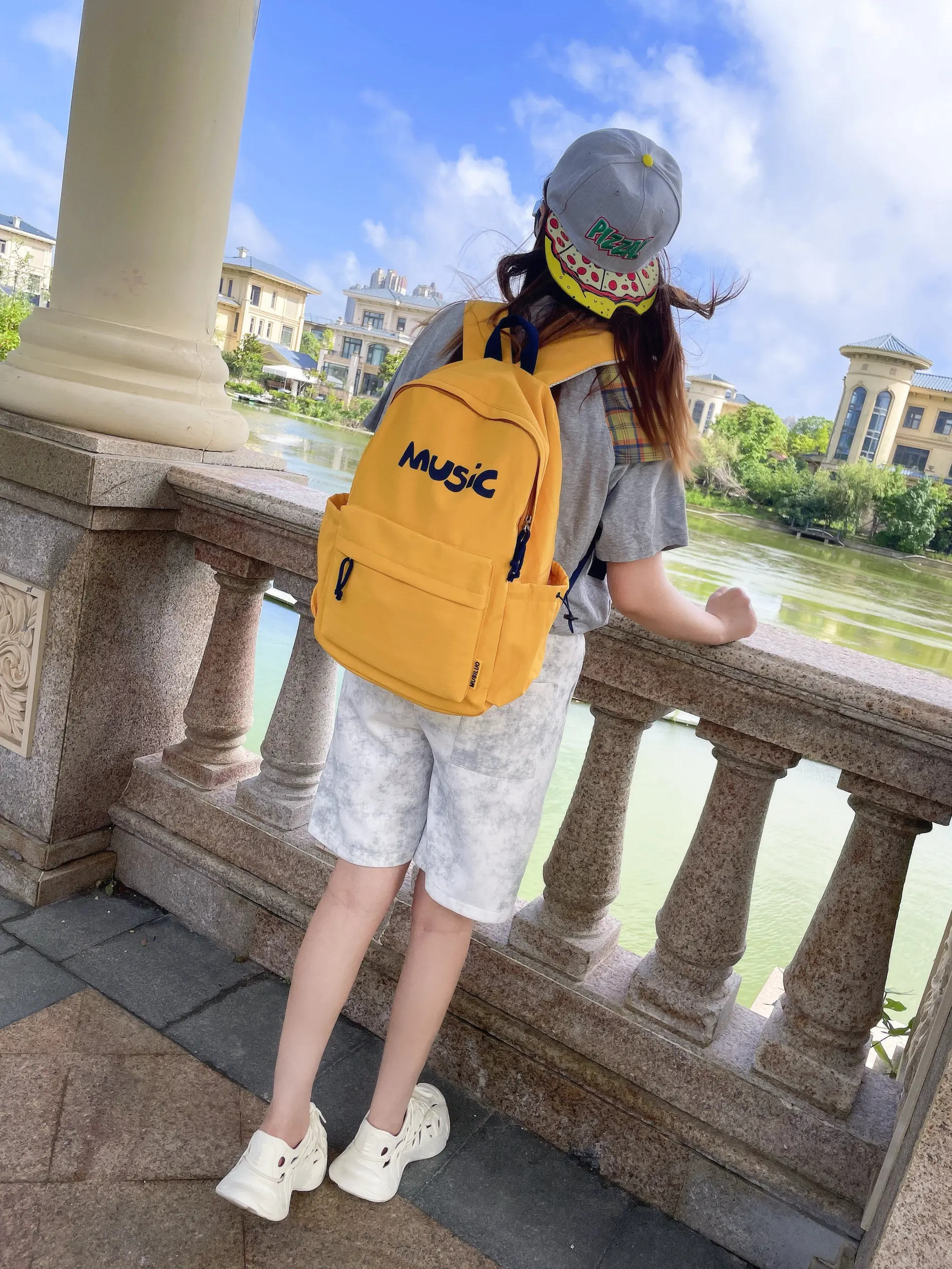 姜黄双肩包百搭又亮眼 搭配学院风自带清爽少年感