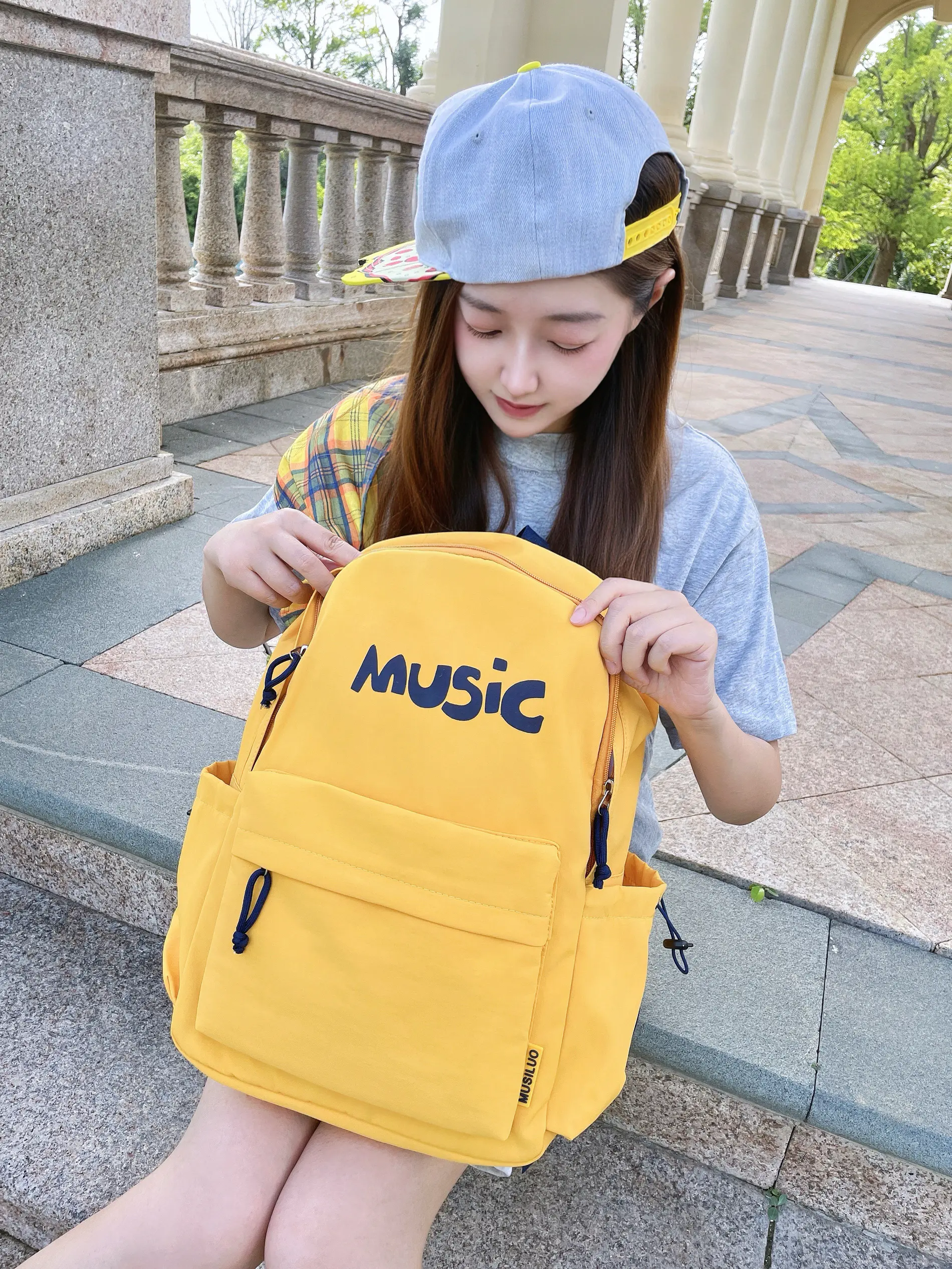姜黄双肩包百搭又亮眼 搭配学院风自带清爽少年感