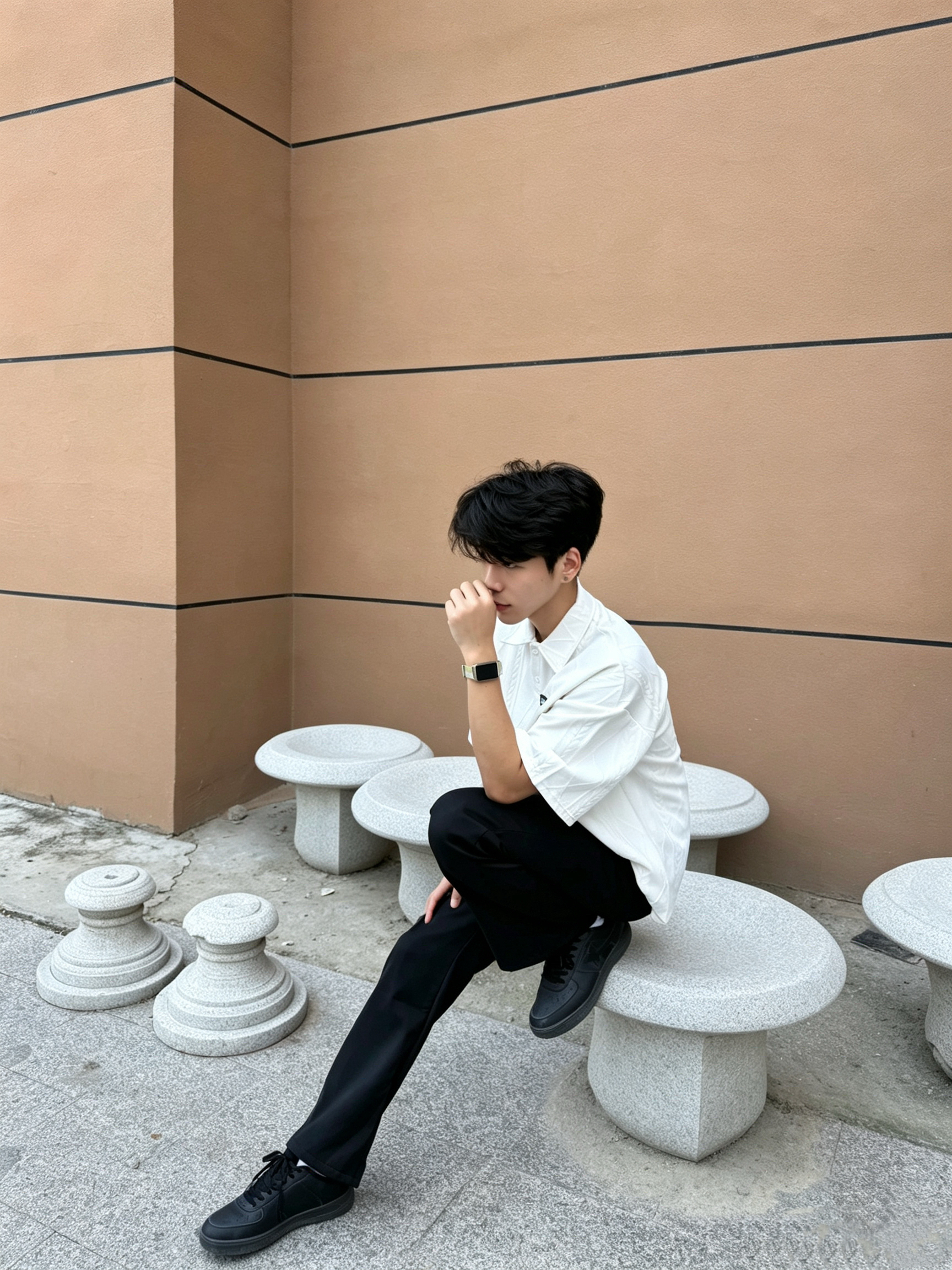 简约干净的男生日常出街穿搭