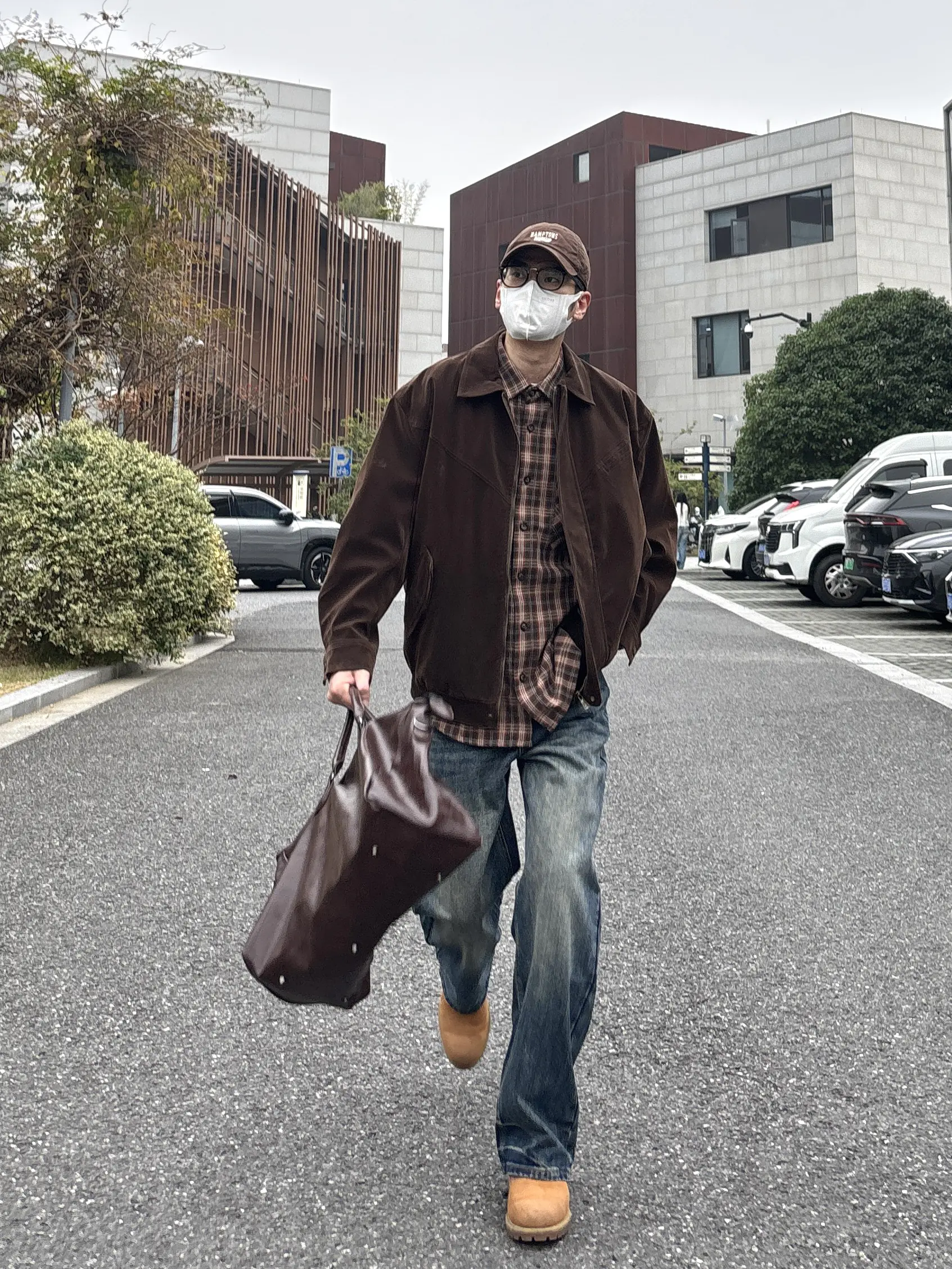 棕调叠穿搭配,沉淀秋日松弛韵味👍