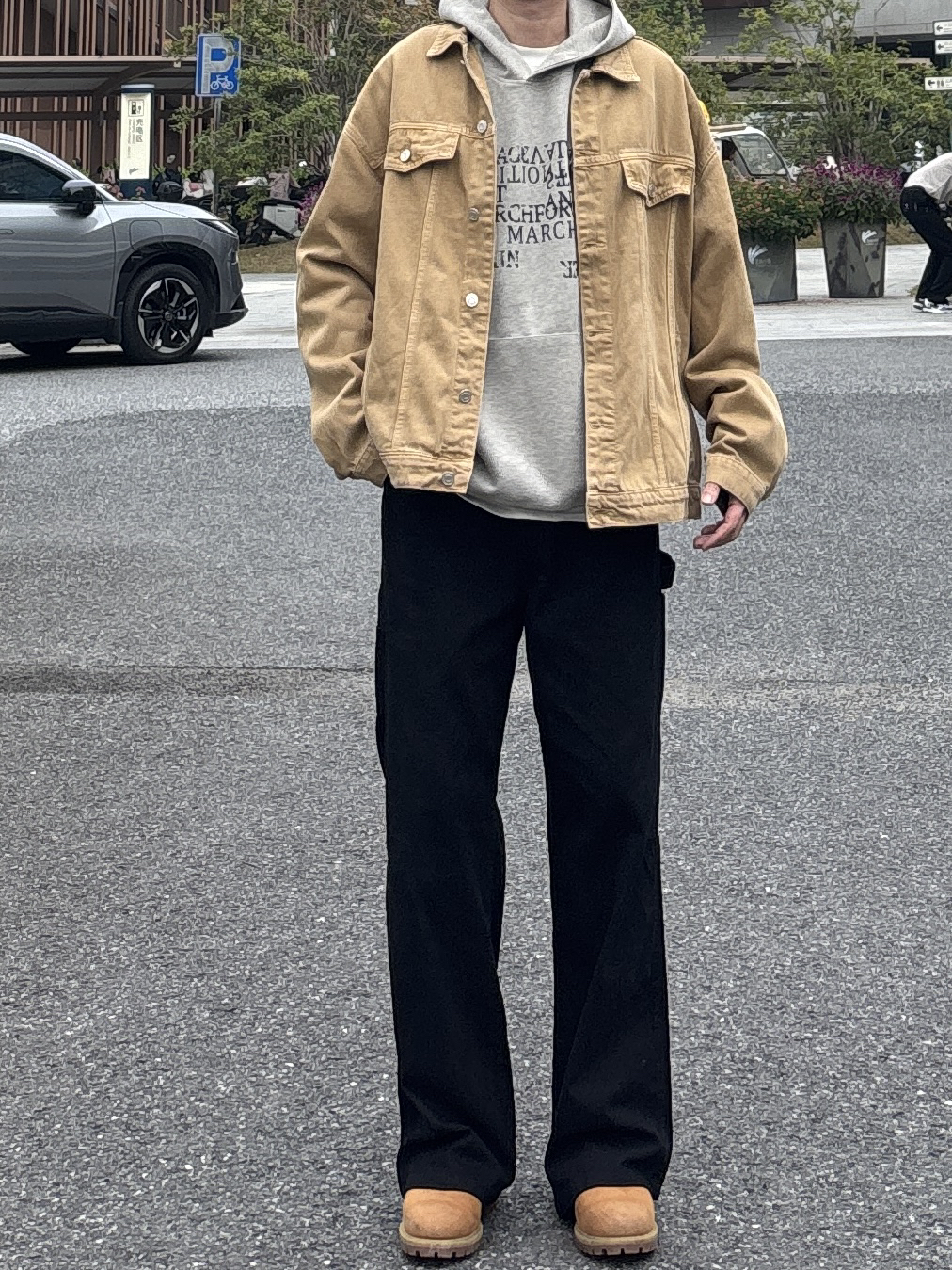 工装夹克叠卫衣,穿出松弛出行造型🫡