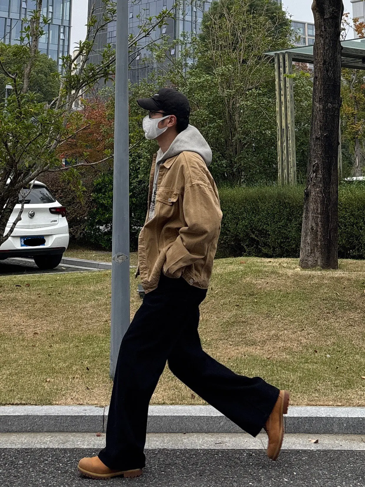 工装夹克叠卫衣,穿出松弛出行造型🫡