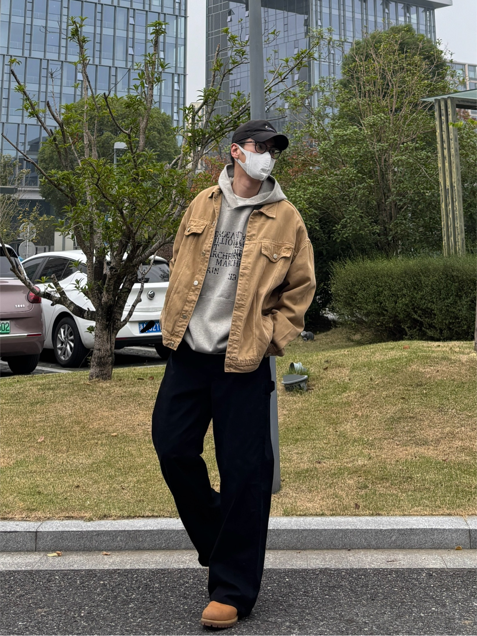 工装夹克叠卫衣,穿出松弛出行造型🫡