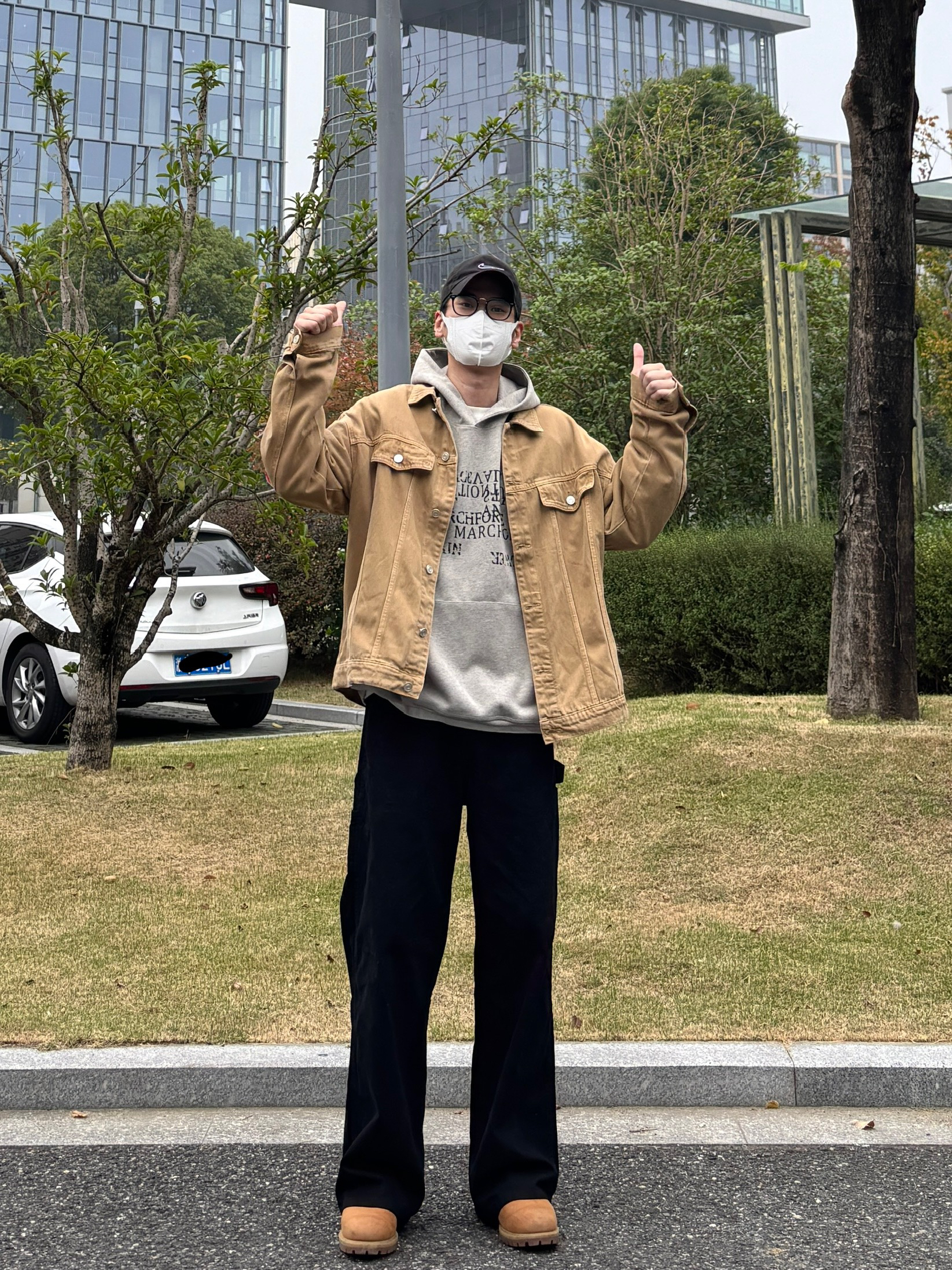 工装夹克叠卫衣,穿出松弛出行造型🫡