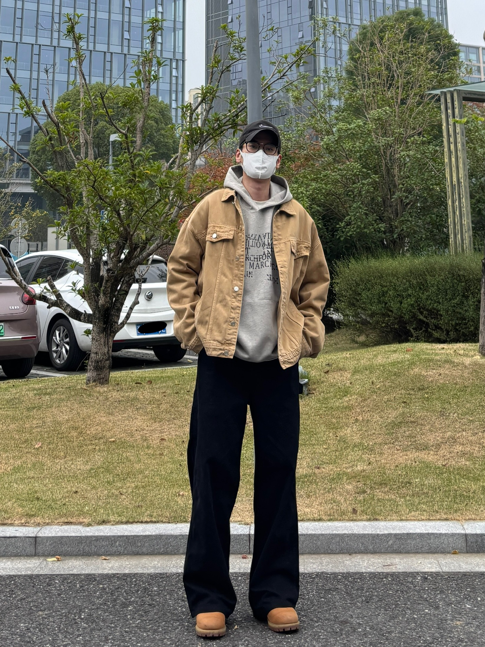 工装夹克叠卫衣,穿出松弛出行造型🫡