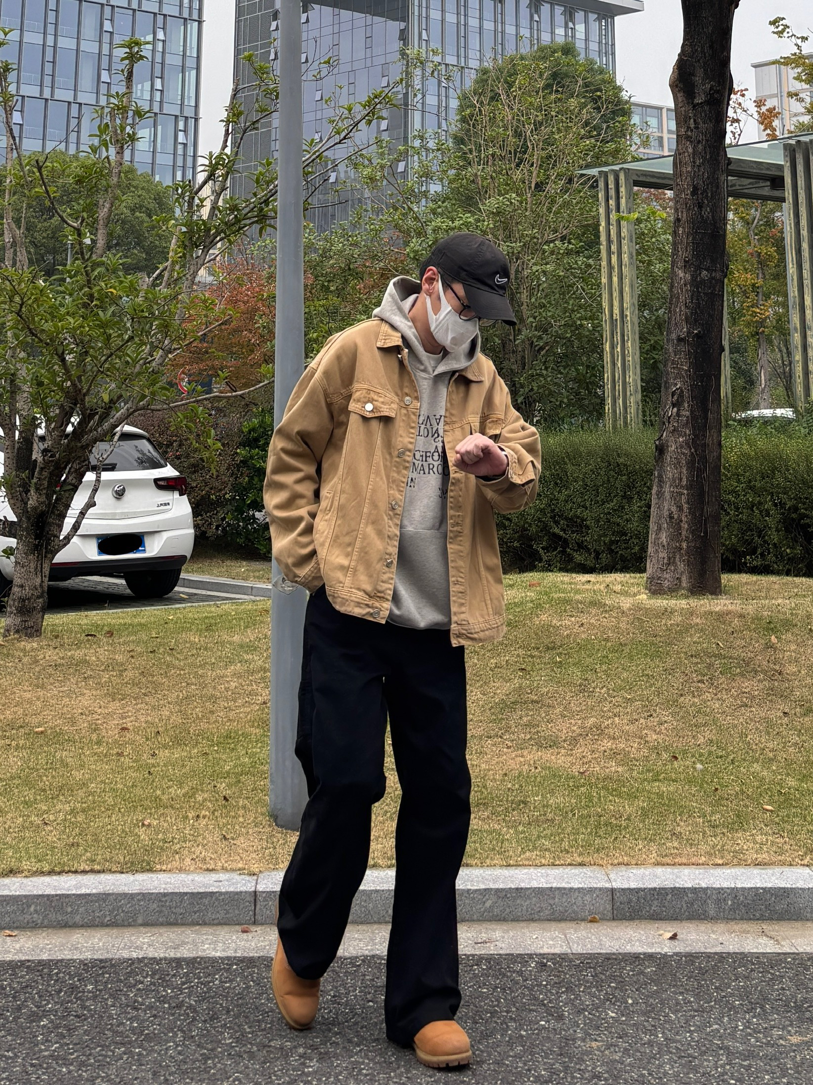 工装夹克叠卫衣,穿出松弛出行造型🫡