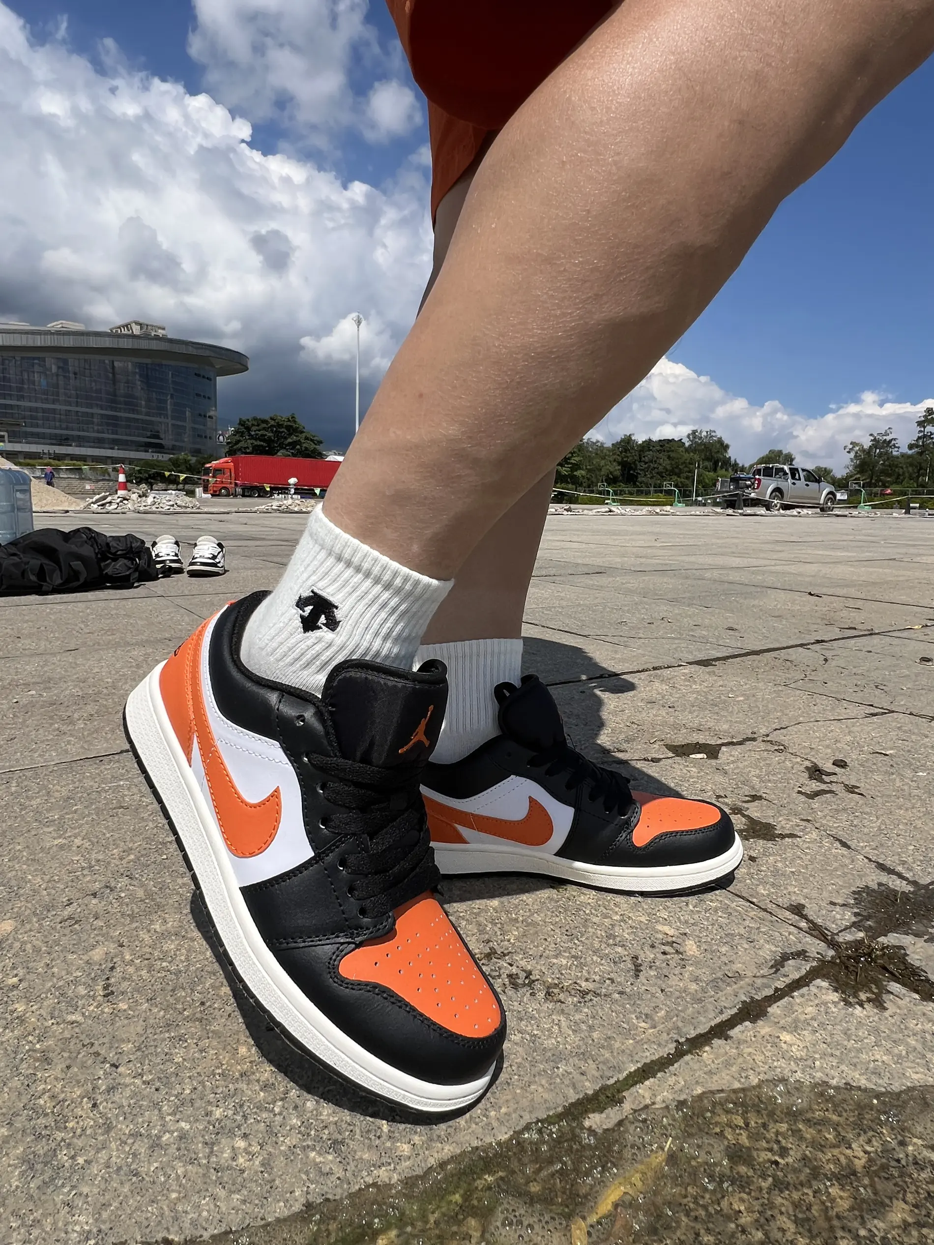 AJ1 Low小扣碎上脚 | 黑白橙搭配还挺出彩