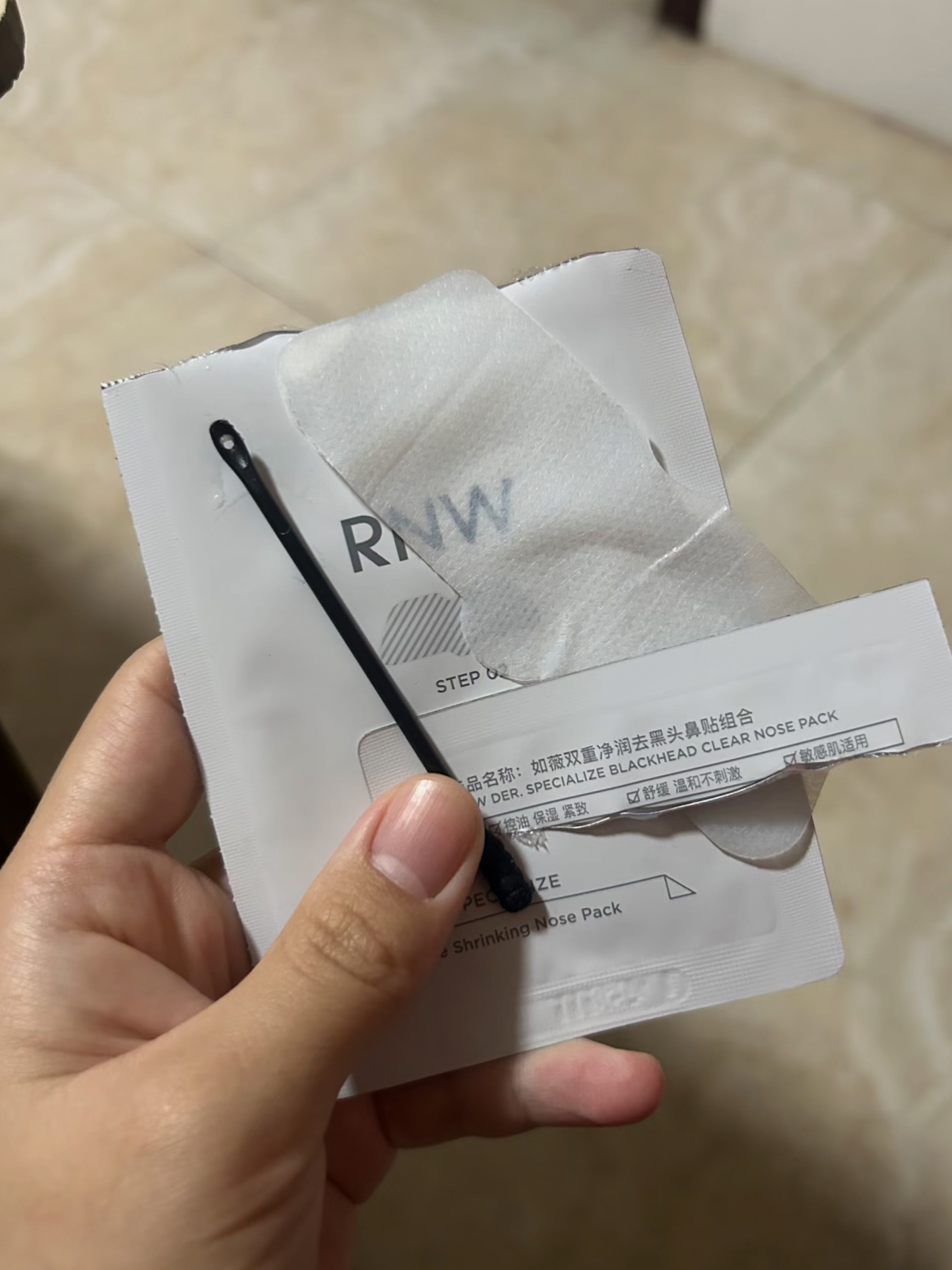 RNW如薇黑头鼻贴，一导一缩温和去黑头，清理白头闭口，收缩毛孔，男女通用，敏感肌友好。