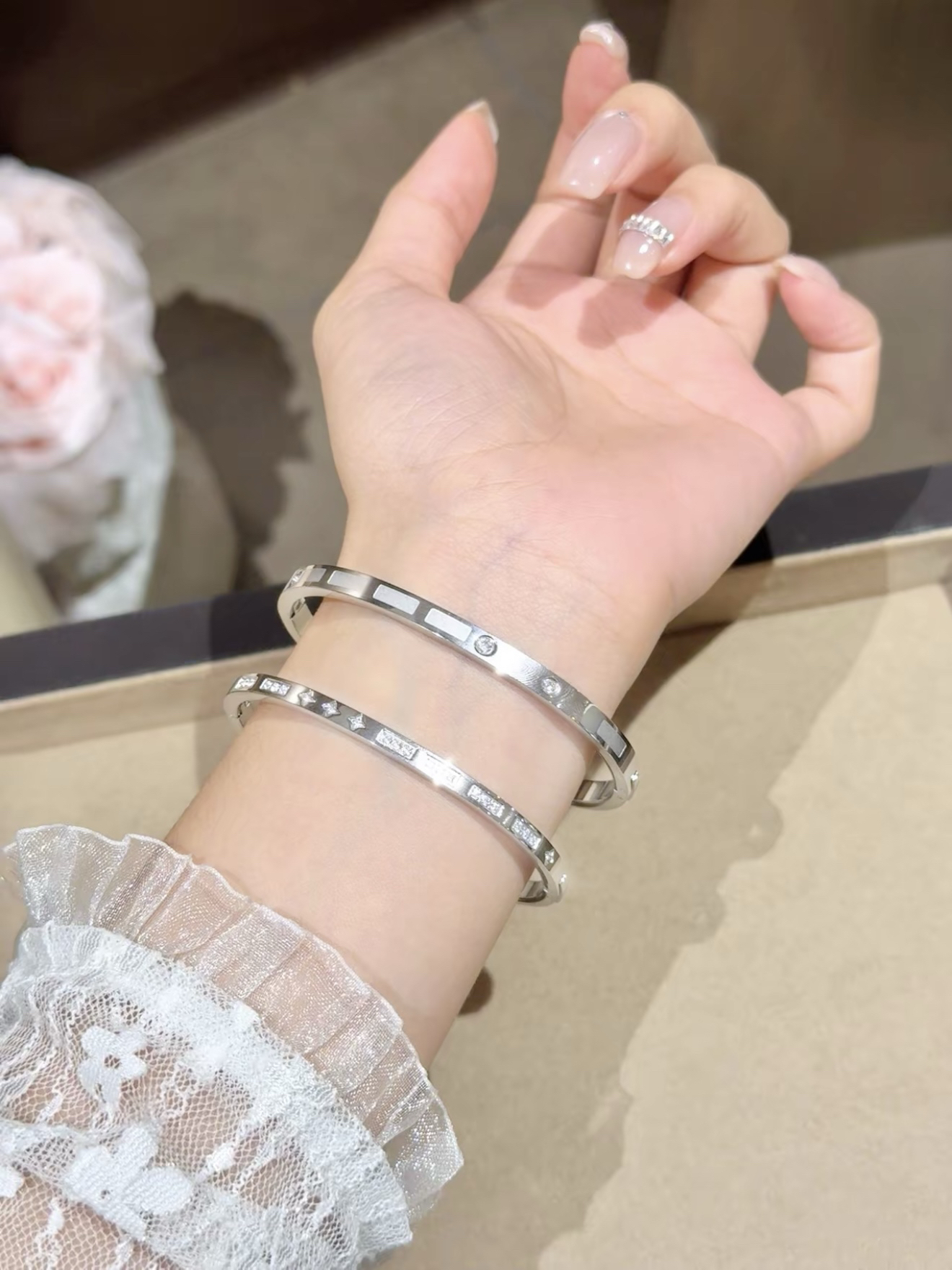 甄心觉得….小情侣还是要多戴小Ck手镯呢~