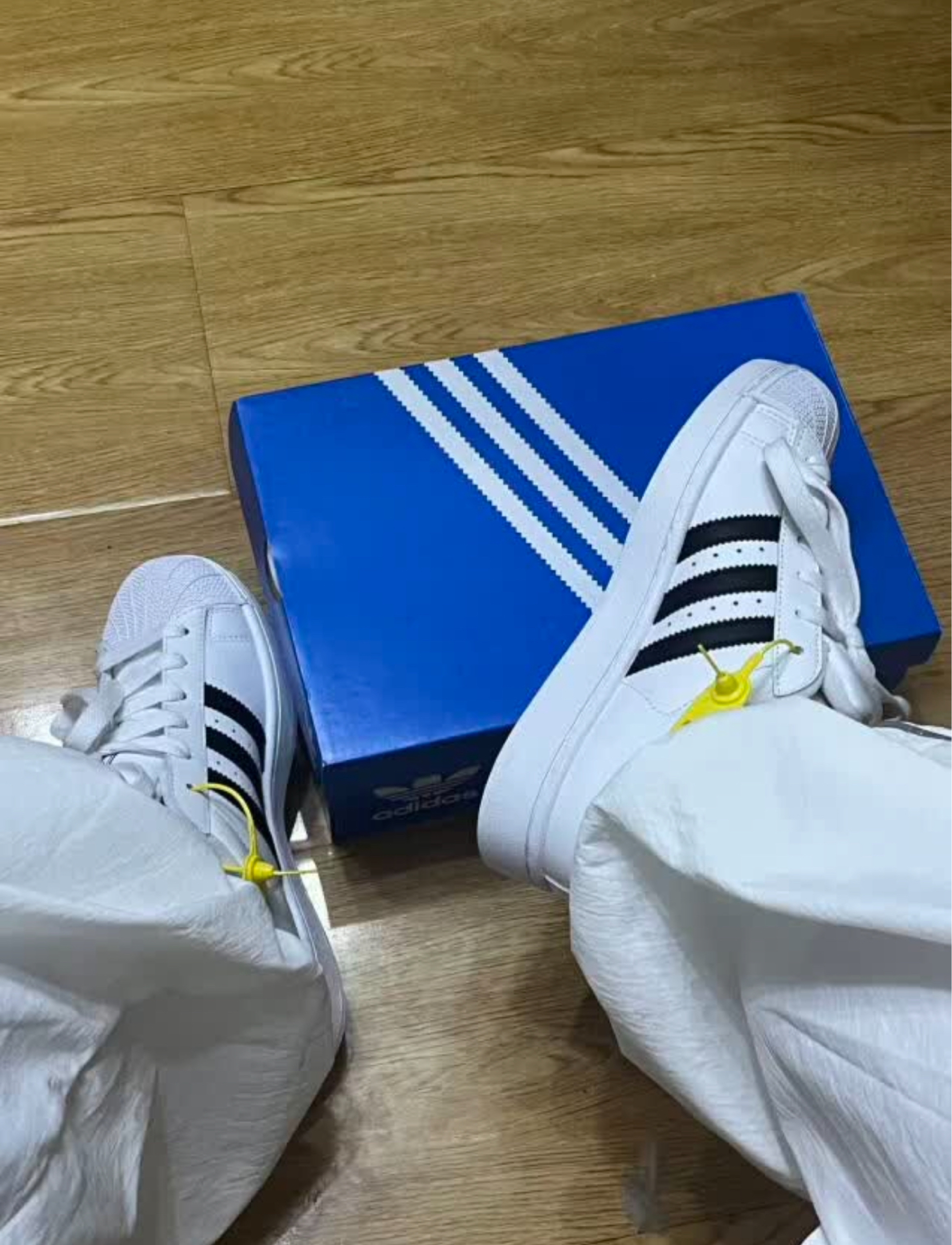 火了二十年还在爆卖!阿迪达斯白贝壳凭啥稳坐“鞋圈顶流”?