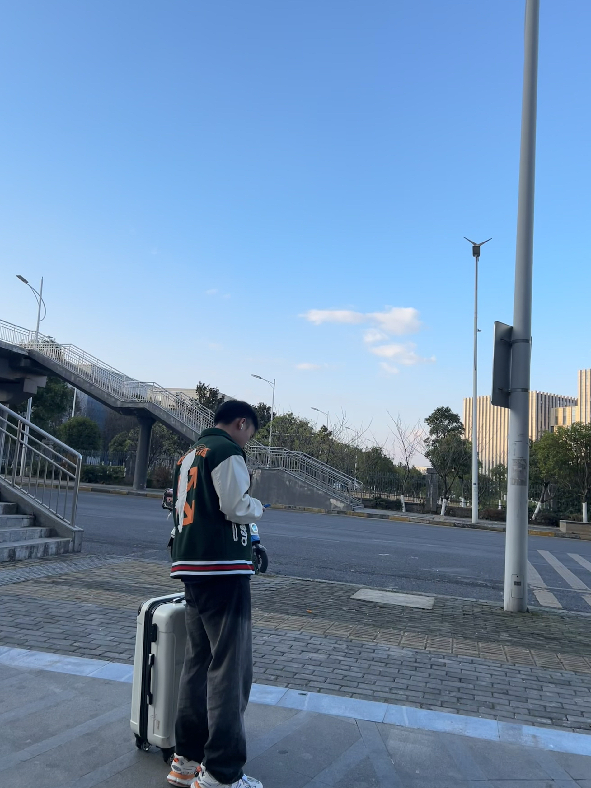 男大亮眼的巴黎世家🤣