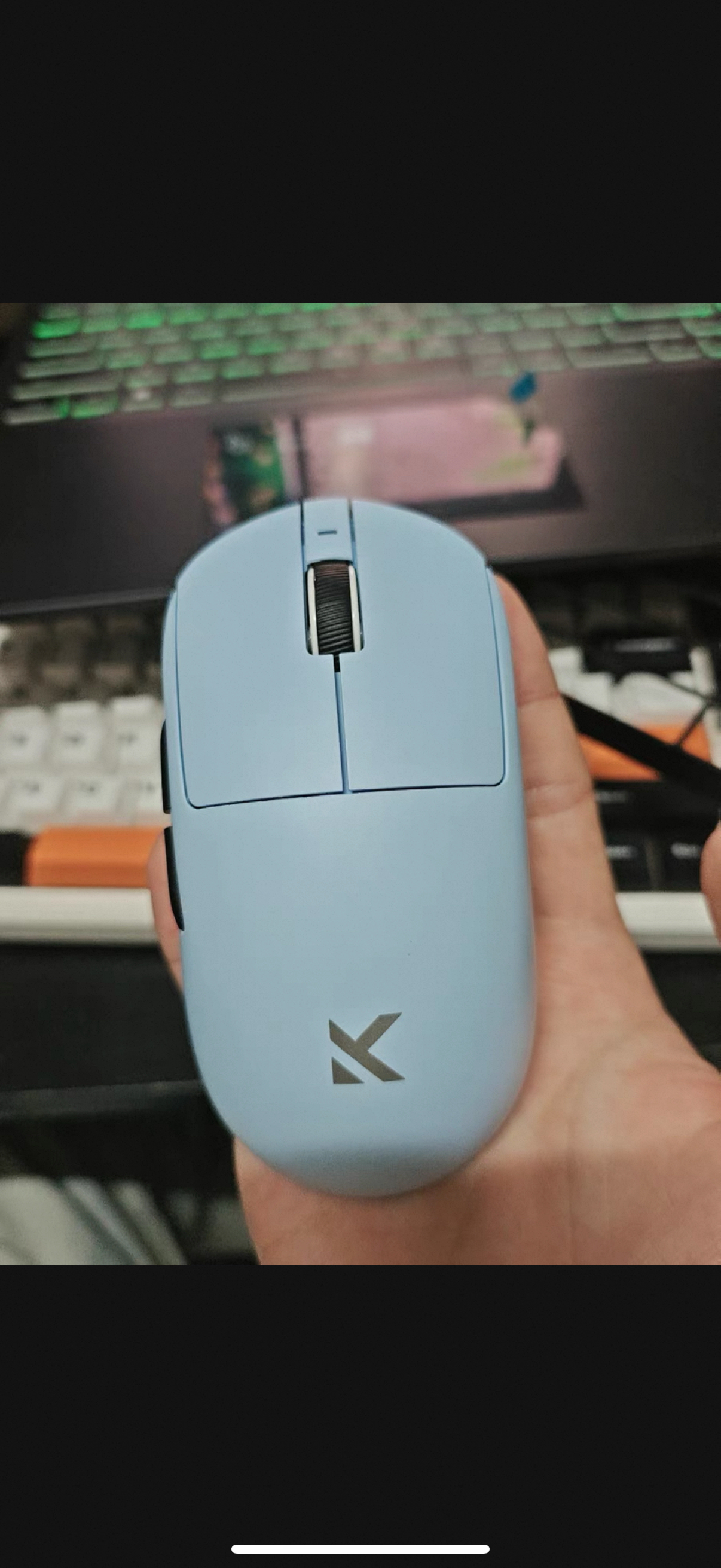 上手很轻，可以说是我用过最轻的鼠标了，然