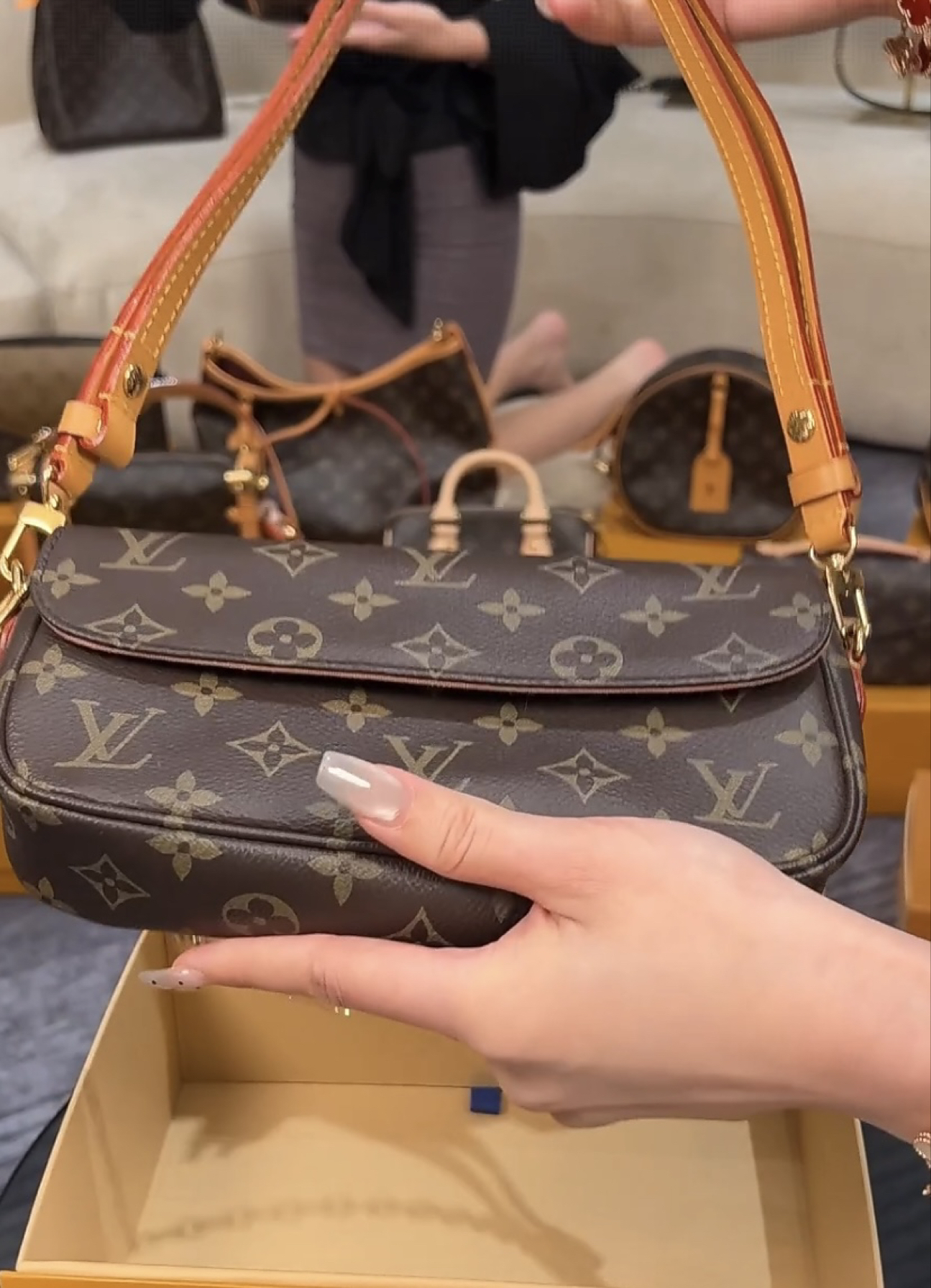 Louis Vuitton lvy经典老花印花链条涂层帆布法棍包腋下包手提单肩包

棕色