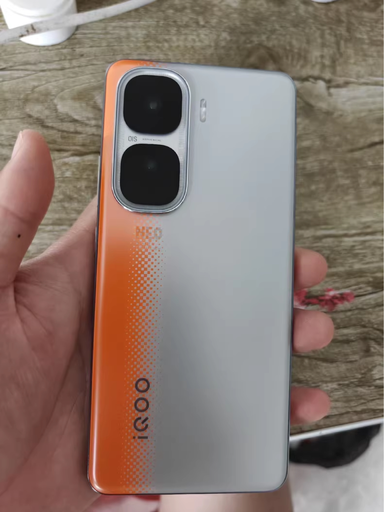 骁龙8Gen3+6100mAh+全亮度2592Hz，仅1849元？vivo像打劫旗舰市场