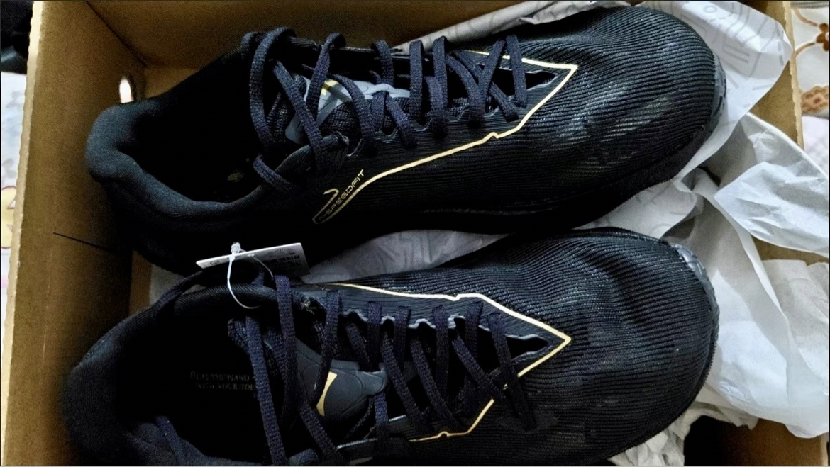 安踏柏油路霸2.0「黑武士」：硬核科技重塑竞速基因