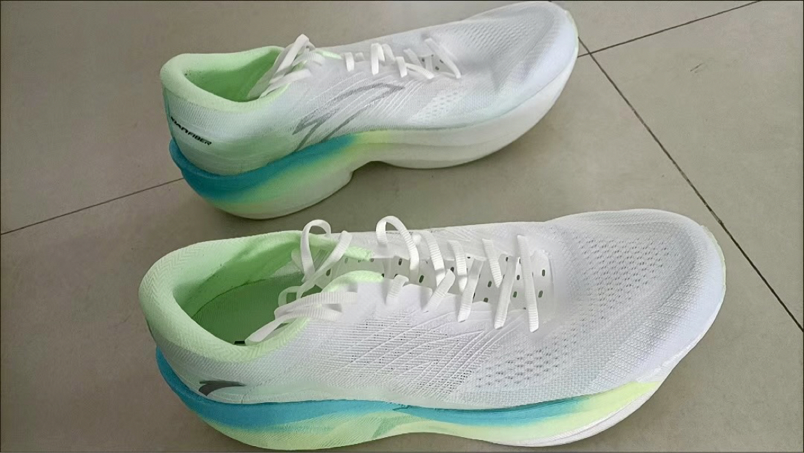 未来感爆棚！安踏C202 6.0荧光绿碳板跑鞋来袭