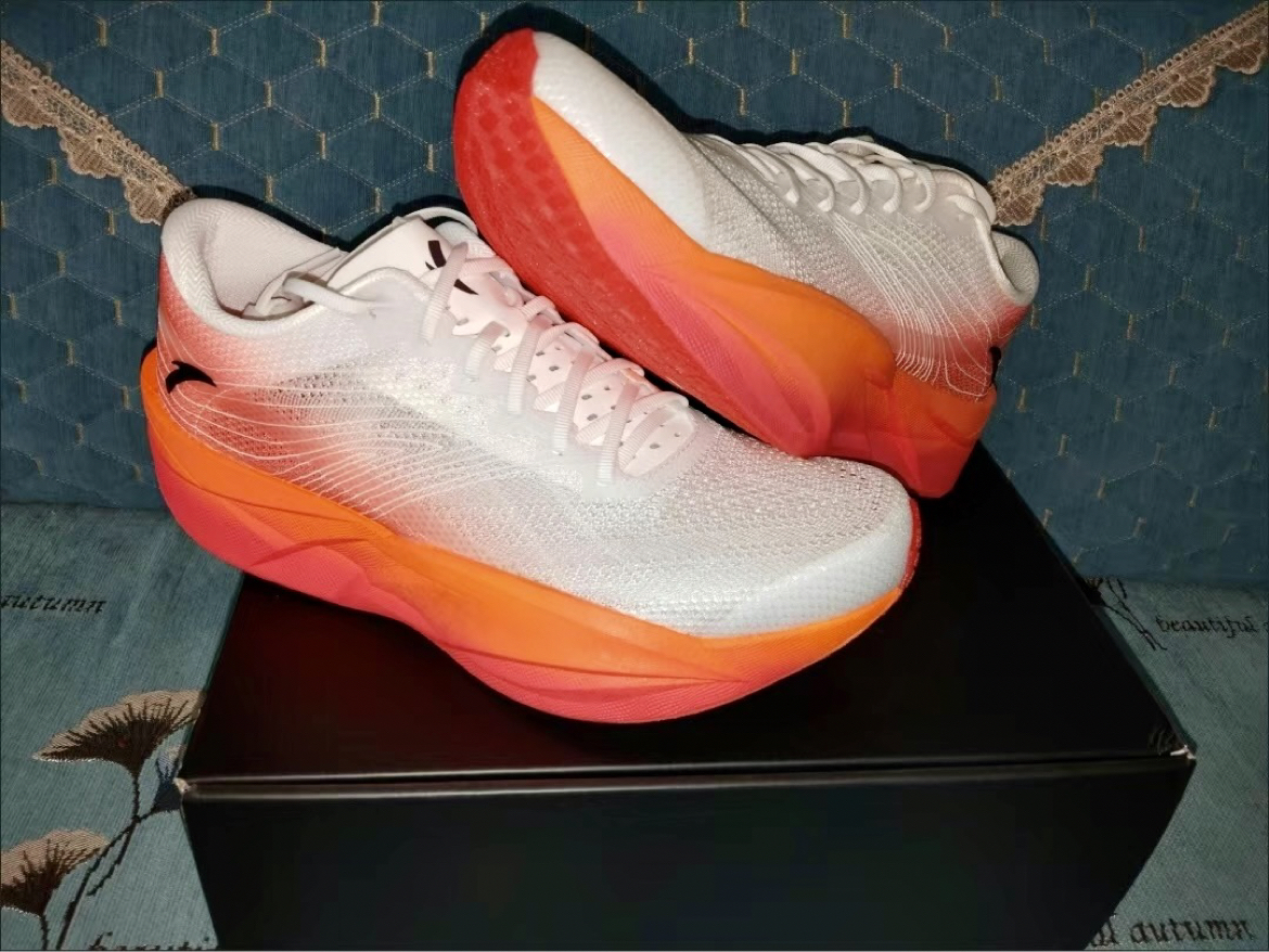 荧光风暴！安踏C202 6.0碳板跑鞋炸裂登场