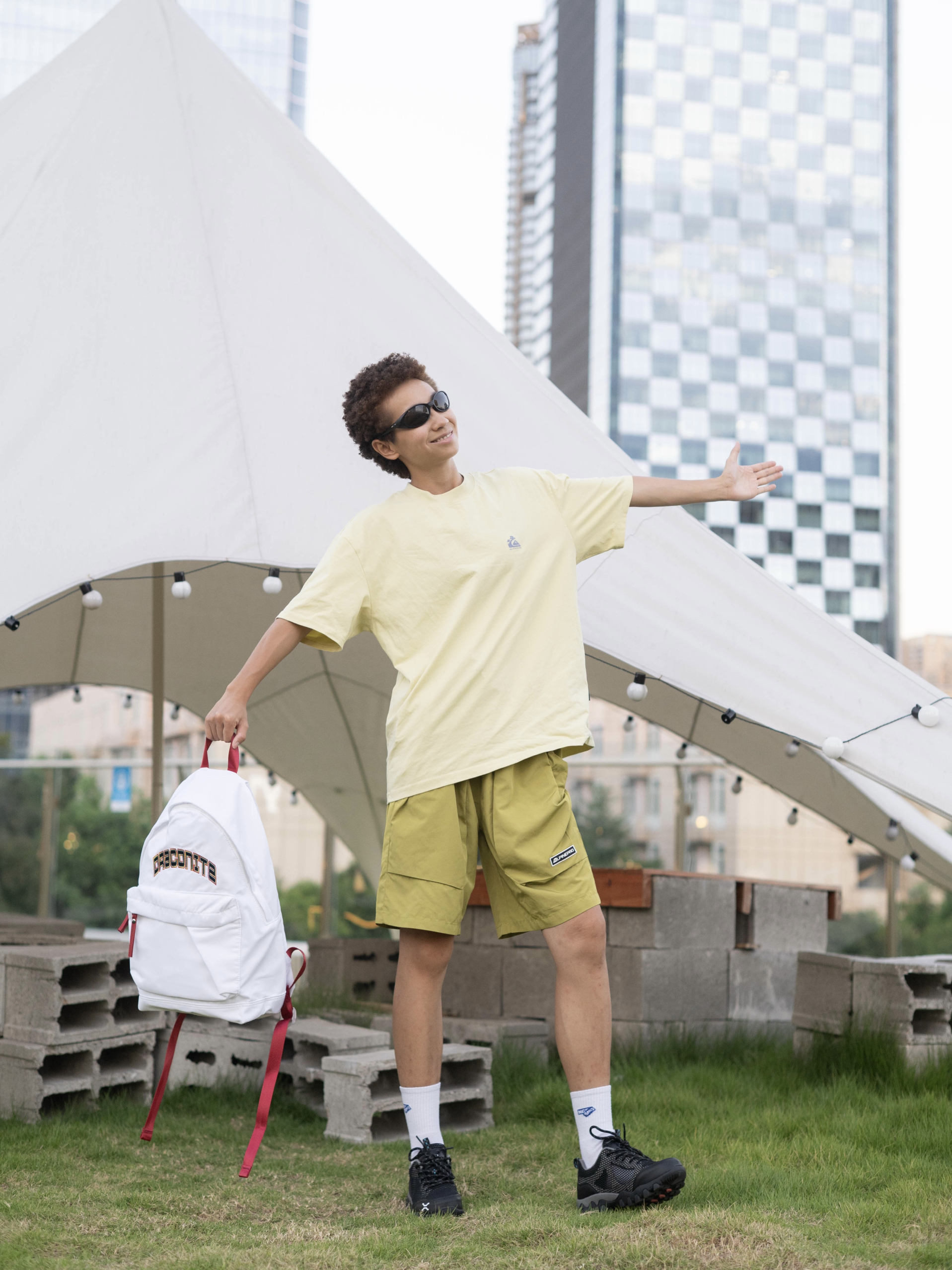 夏日活力背包客 🎒✨ 黄白撞色拿捏了！
