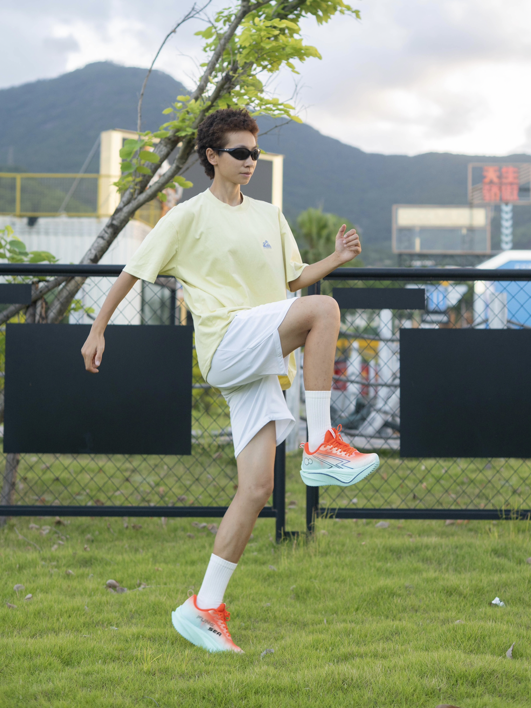 夏日跑步🏃穿搭 | 🌟黄白撞色唤醒跑道能量💨