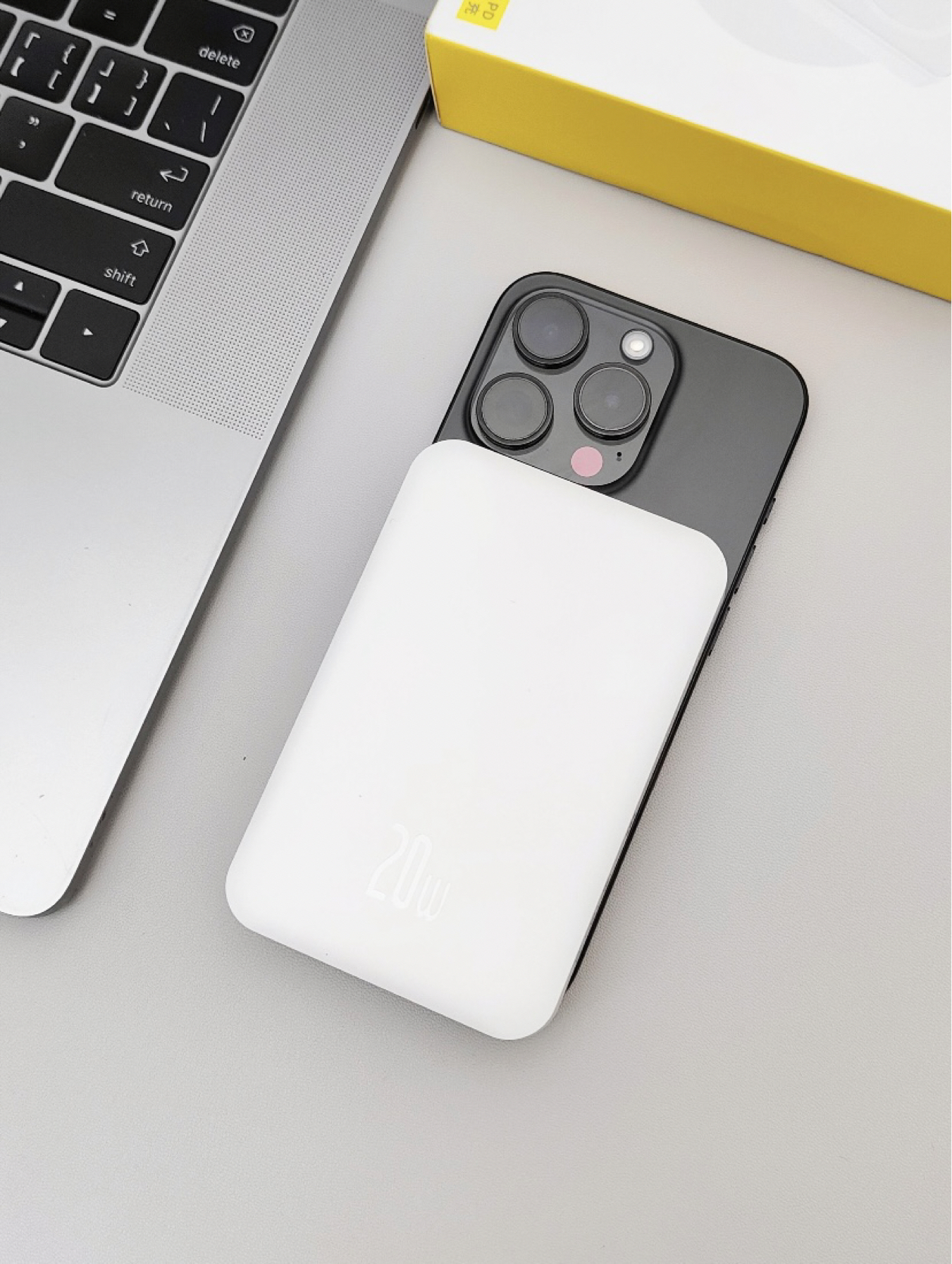 终究还是入了倍思外接电池 ！出门全靠它