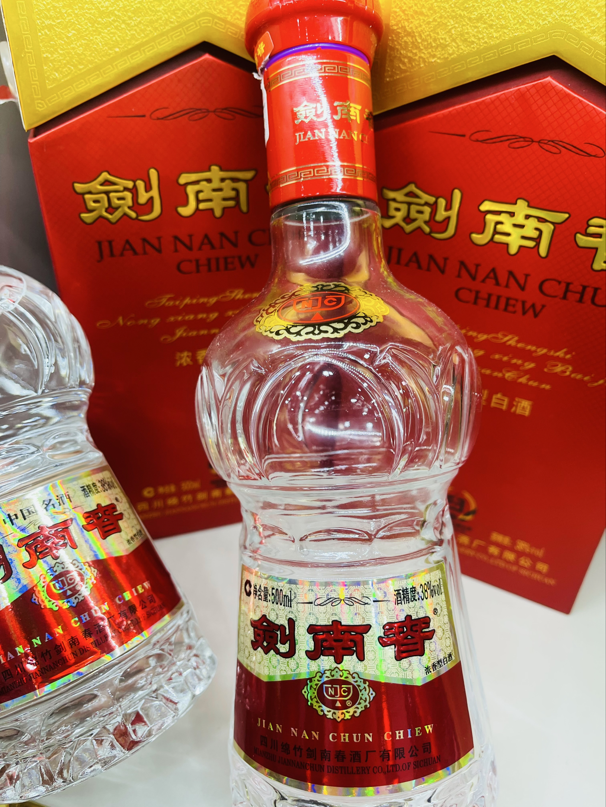 碰杯时叮的一声，酒液混着桌上的菜香，话也跟着多了。喝到微醺，咂咂嘴，就俩字：得劲