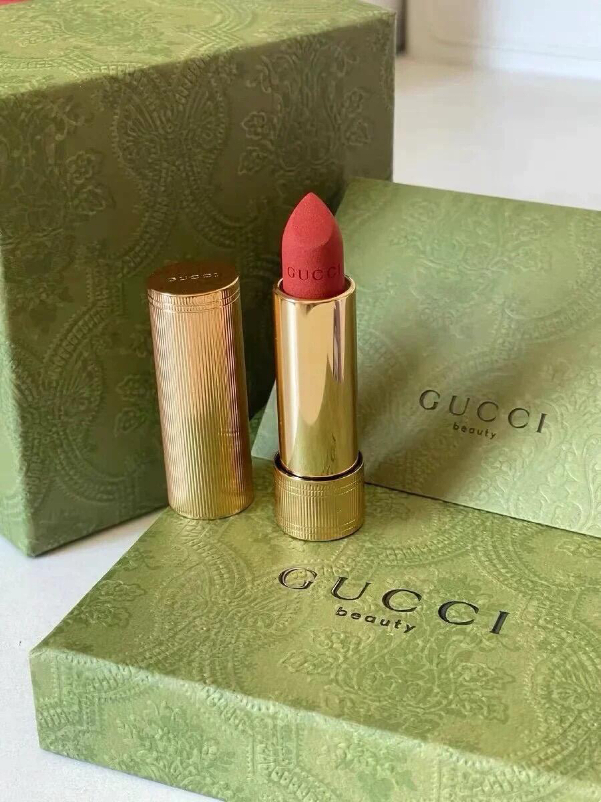 “被闺蜜追着问链接！Gucci绒雾唇膏礼盒开箱，贵妇级哑光太顶了！”