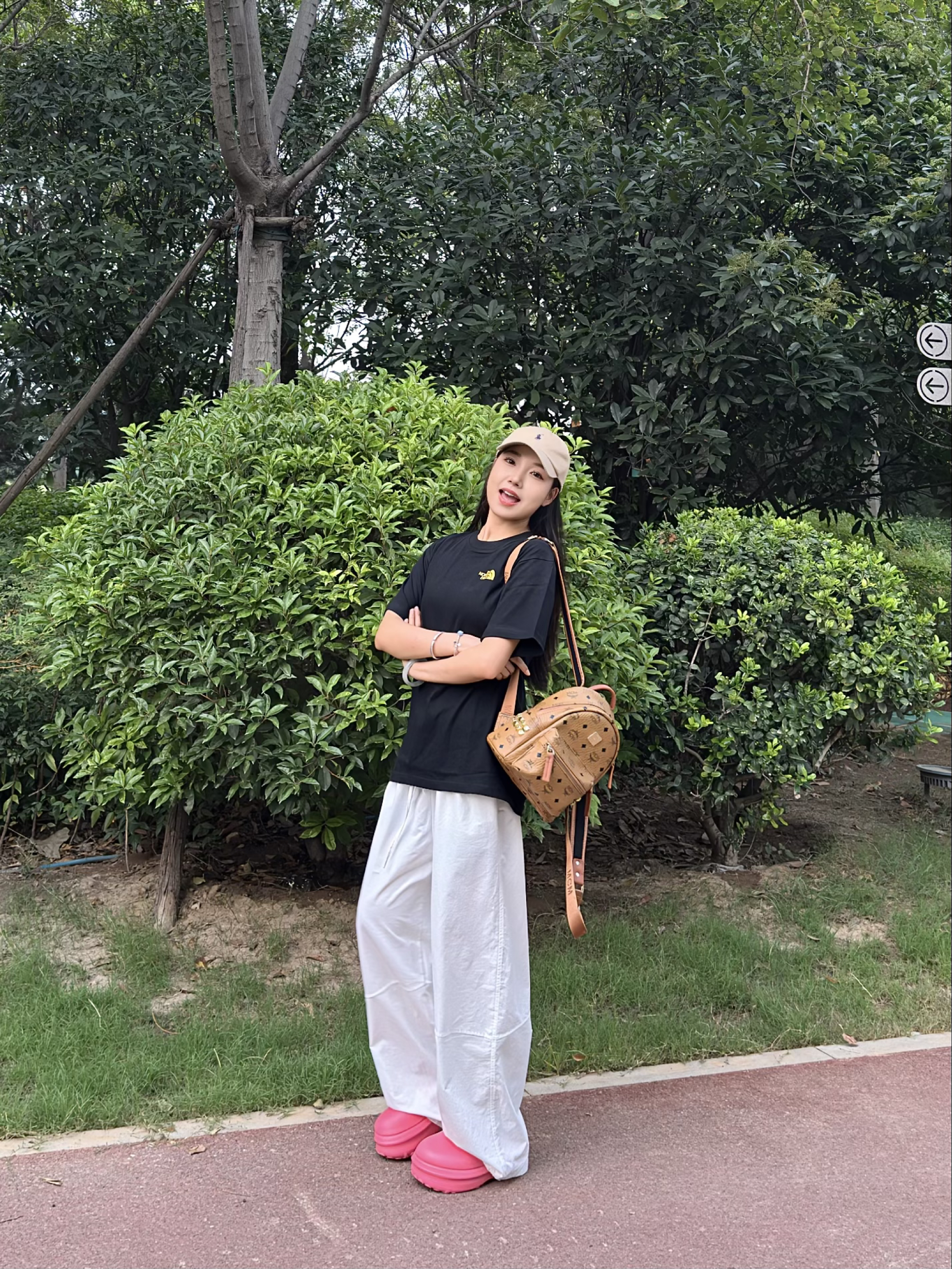 🌿公园松弛感穿搭 | 黑T白裤+粉拖太绝啦