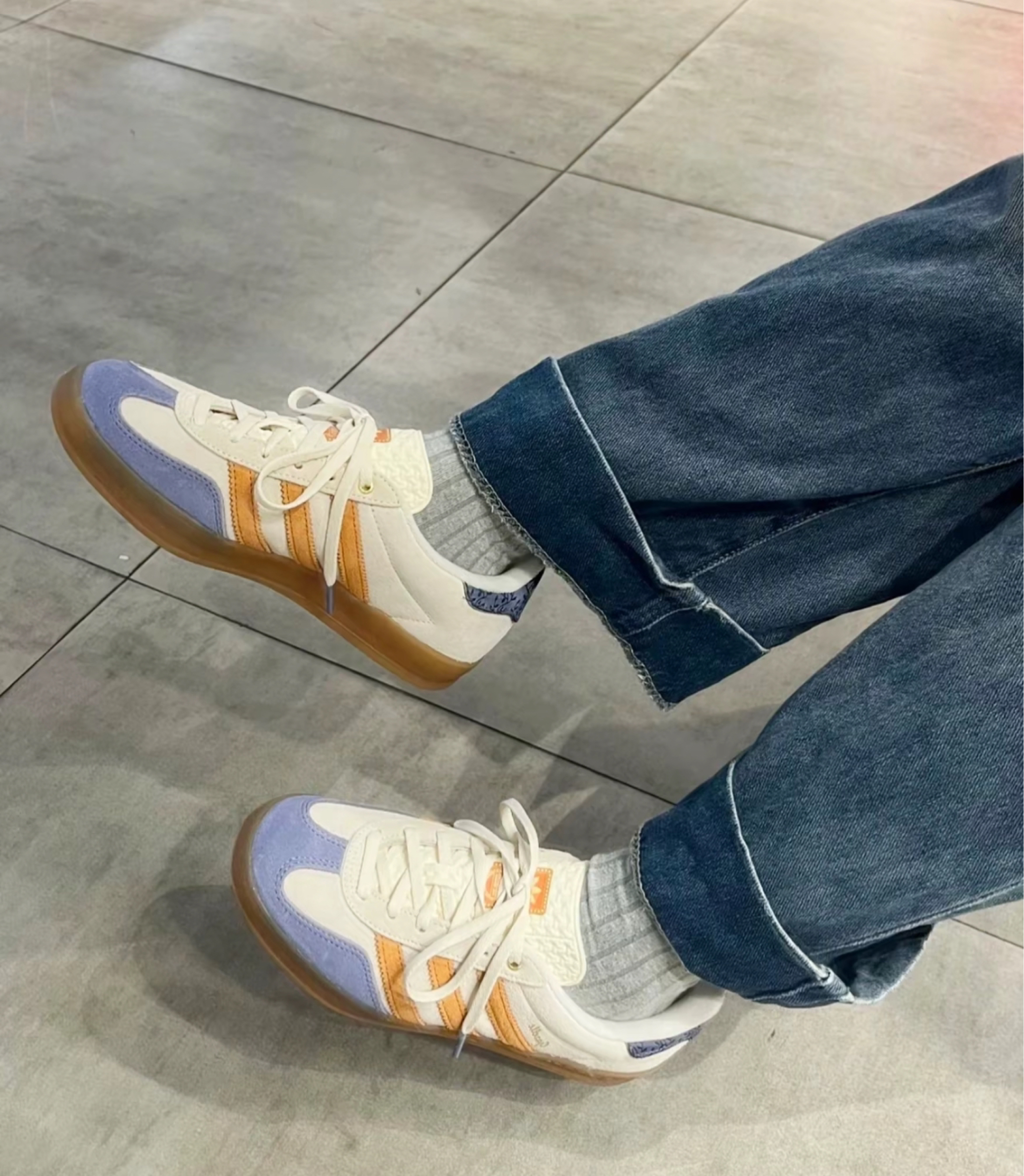 adidas GAZELLE INDOOR小白鞋：薄底踩出清爽感！