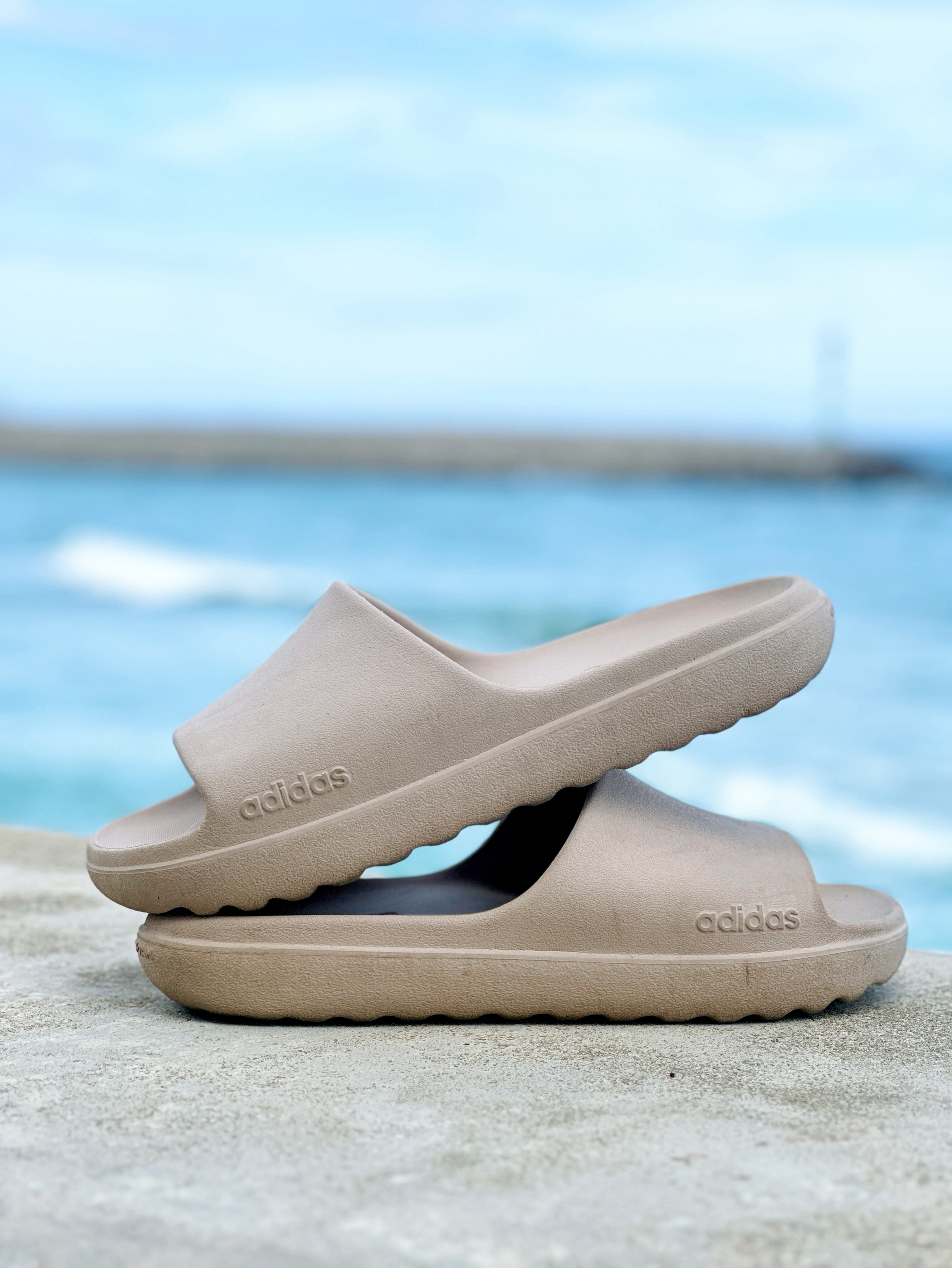 151元adidas一字拖海边搭配长袖衬衫穿搭分享