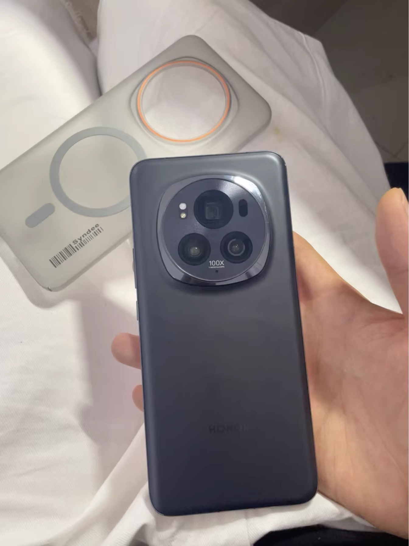 荣耀半价清仓，从5699元跌至2965元，5600mAh+100倍变焦+卫星通信