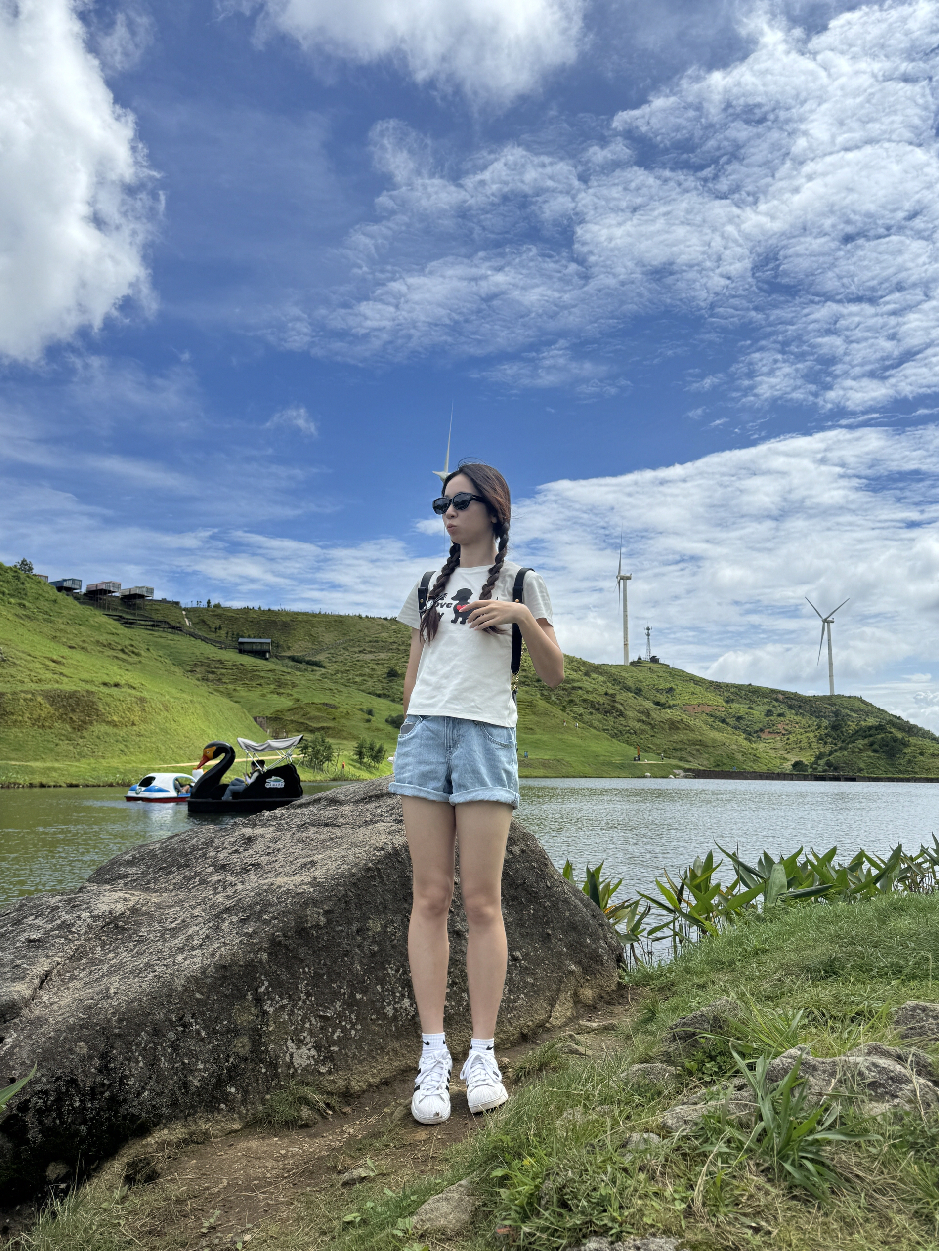 焦下墨镜🕶️+小狗情侣装=出片
