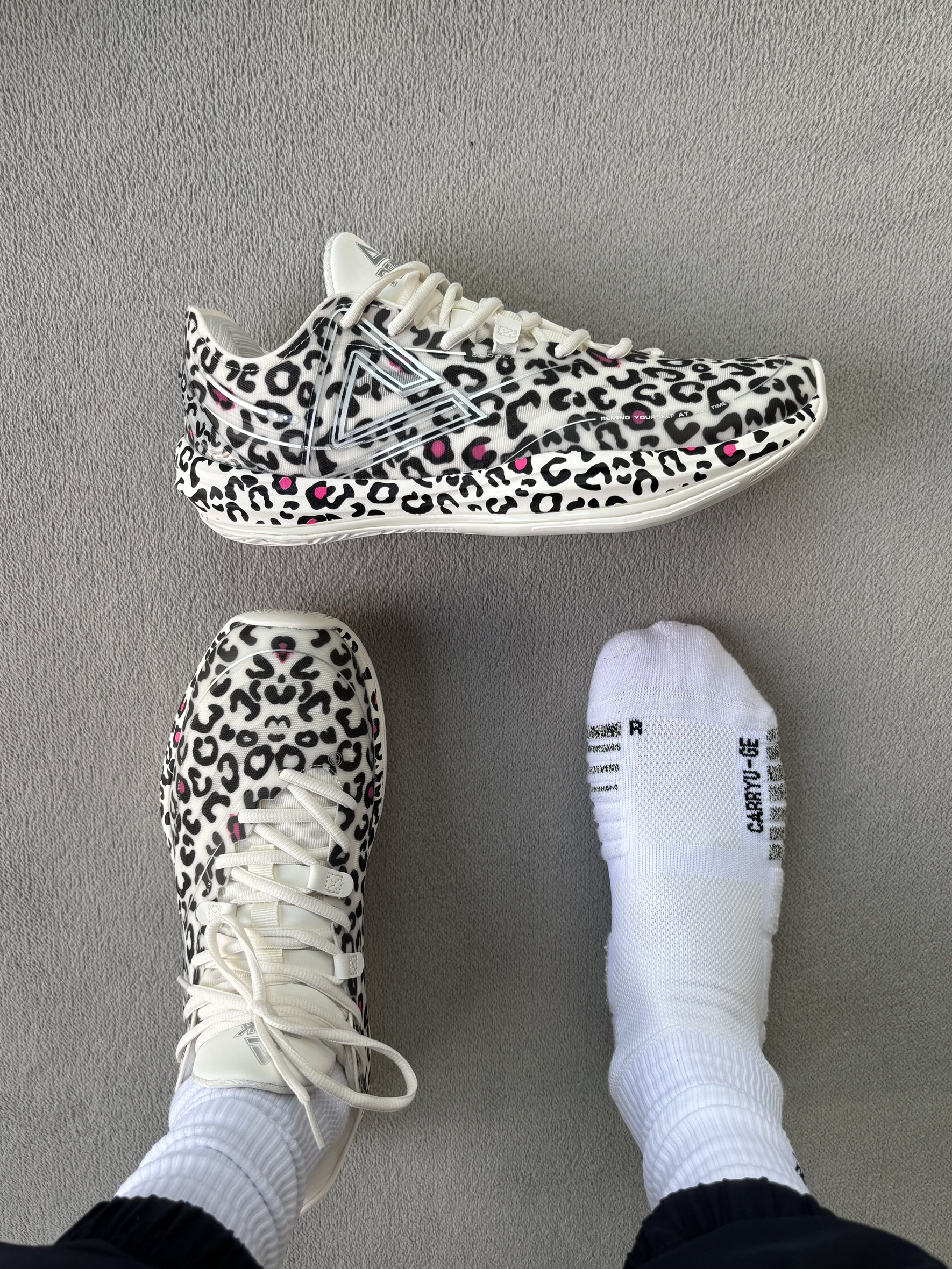 配色拯救了这双鞋的颜值