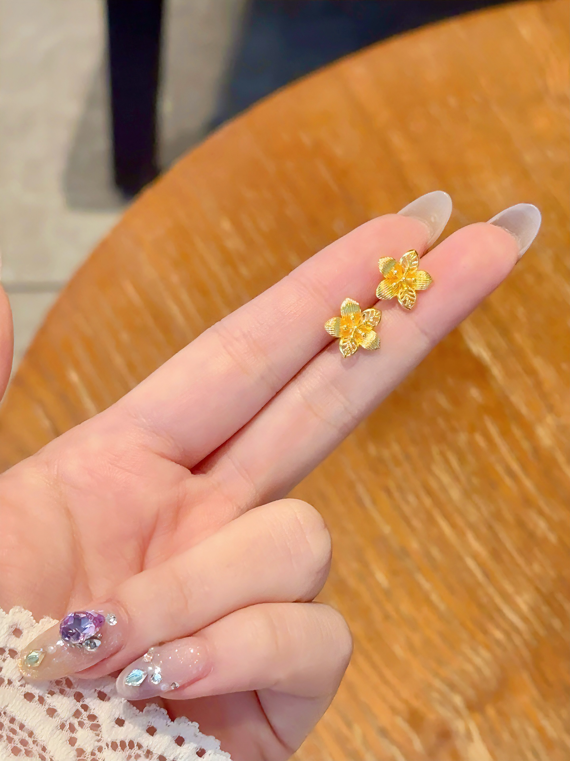 戴着被麻麻夸滴花朵🌸0.3g黄金耳钉!尊嘟好温柔~