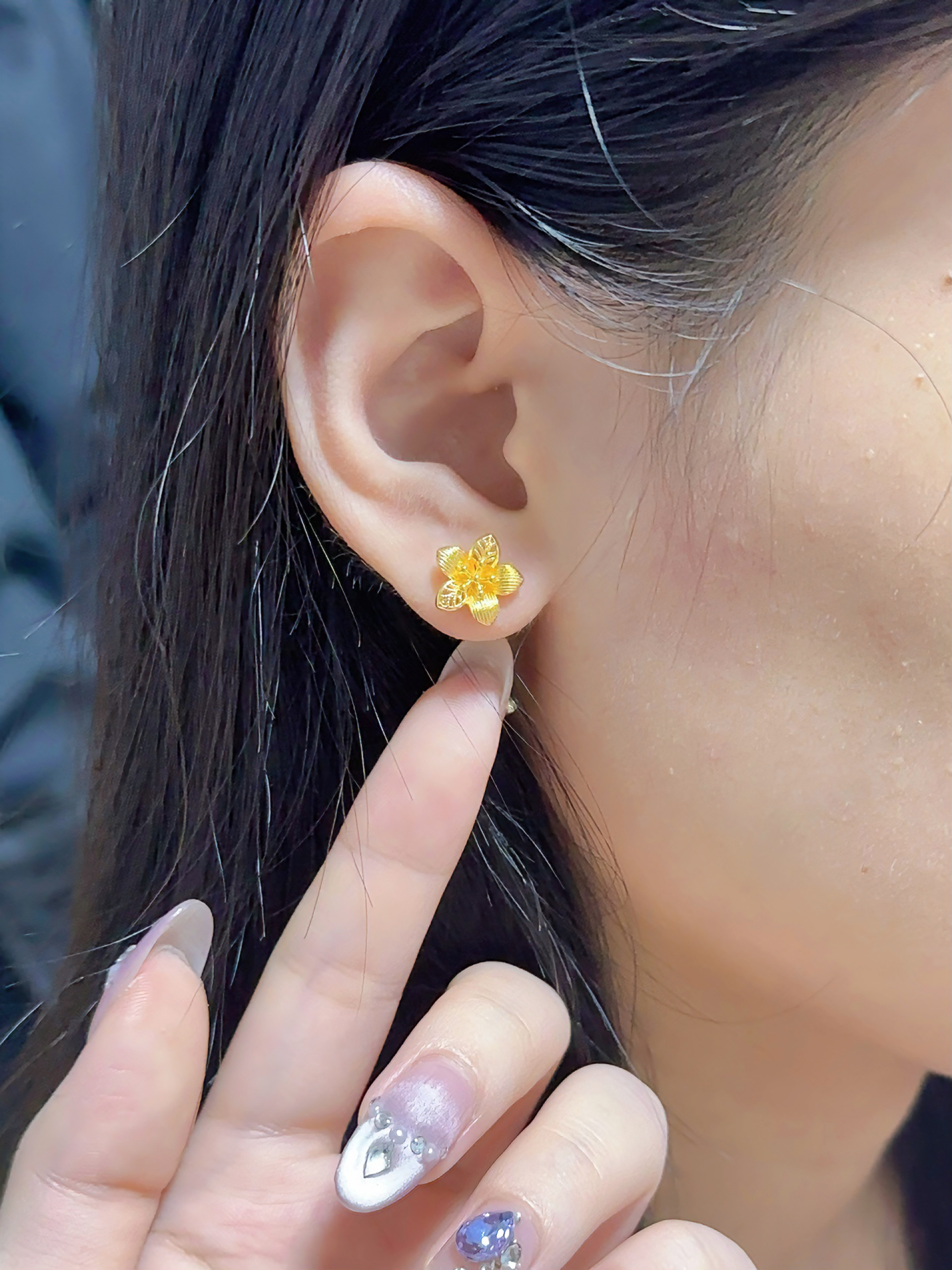 戴着被麻麻夸滴花朵🌸0.3g黄金耳钉!尊嘟好温柔~