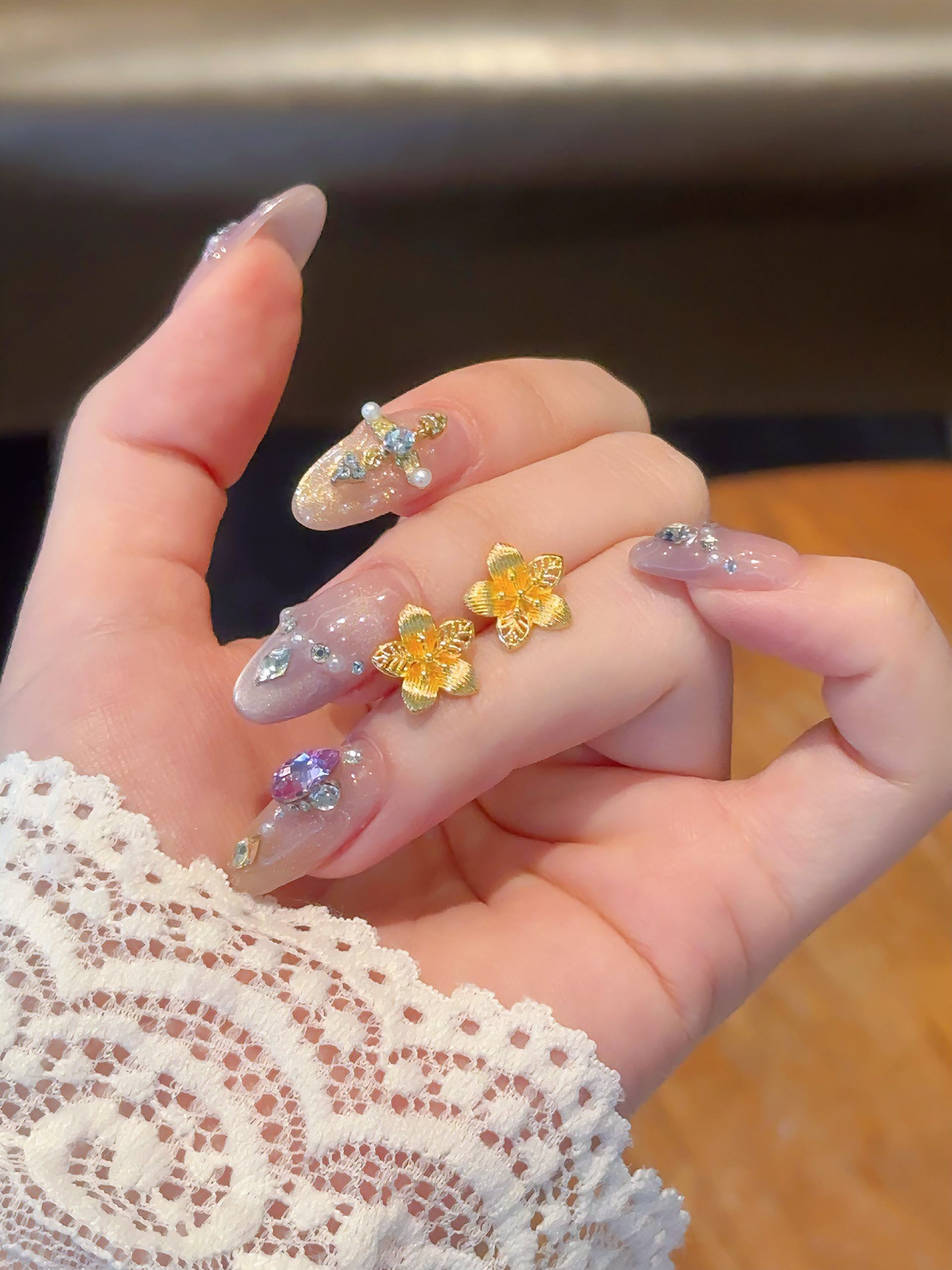 戴着被麻麻夸滴花朵🌸0.3g黄金耳钉!尊嘟好温柔~
