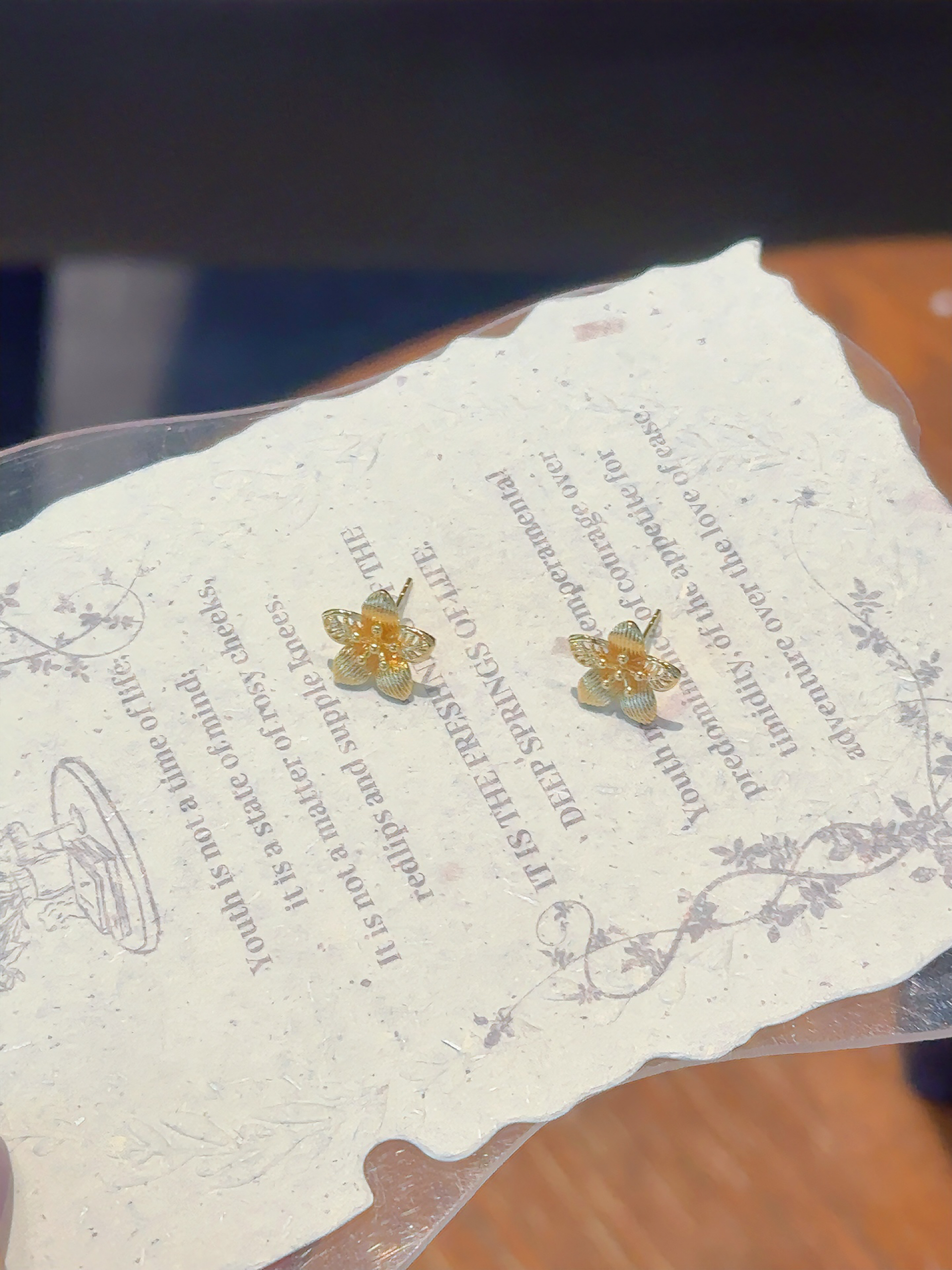 戴着被麻麻夸滴花朵🌸0.3g黄金耳钉!尊嘟好温柔~