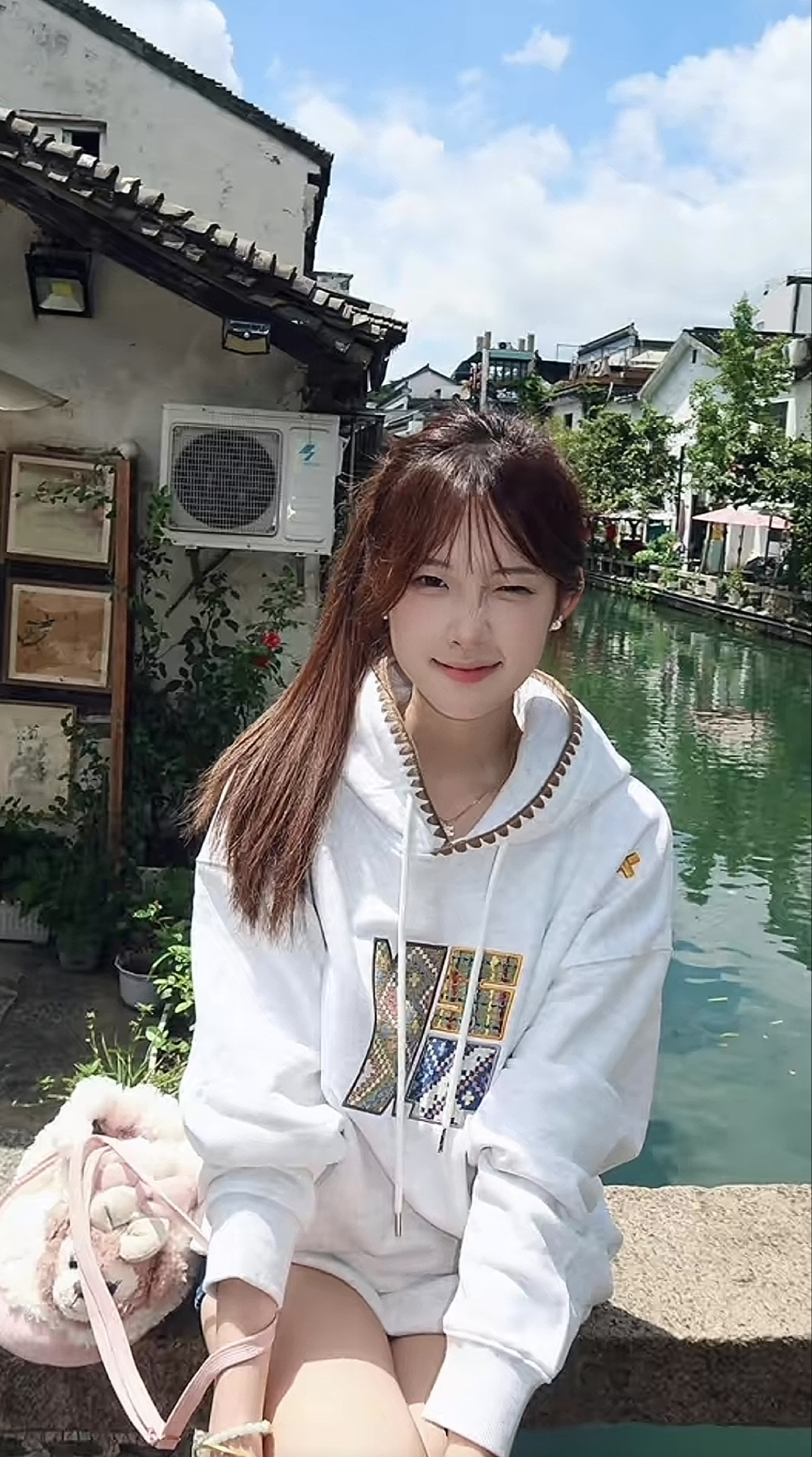 宽松连帽卫衣自带松弛感，复古图案又添几分