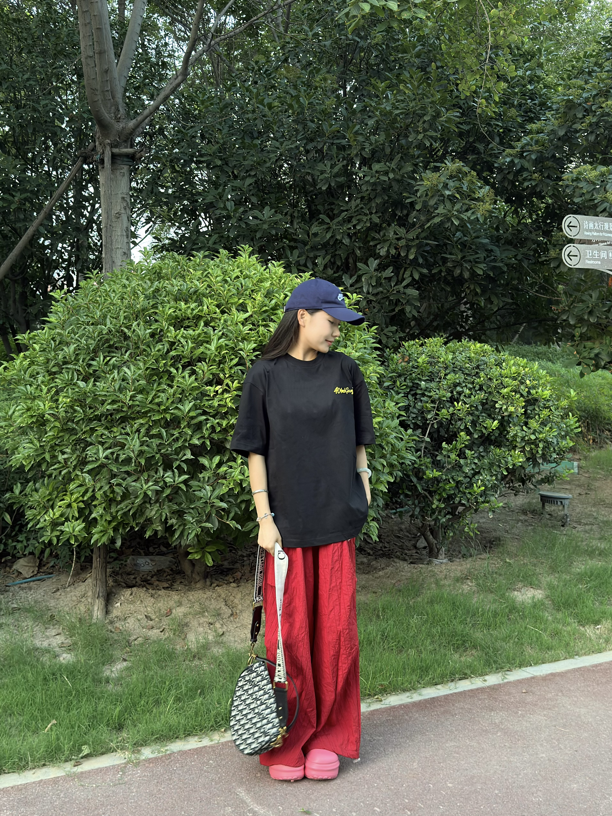 🌿公园撞色穿搭 | 黑T红裤+粉拖太吸睛