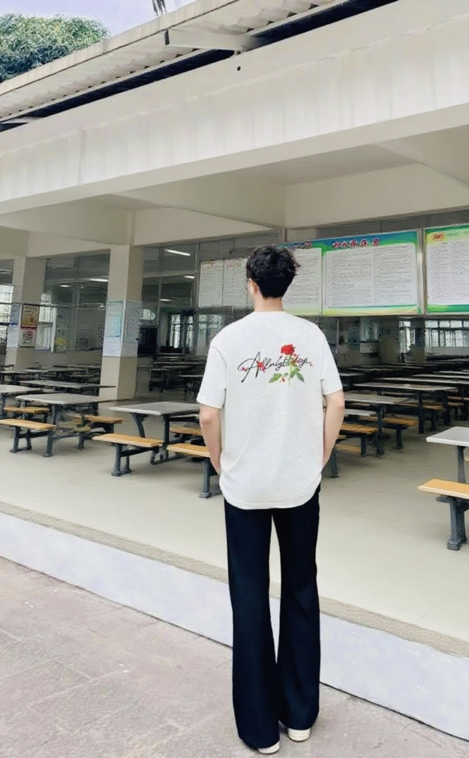 衣服设计简约有格调，玫瑰图案精致，面料舒