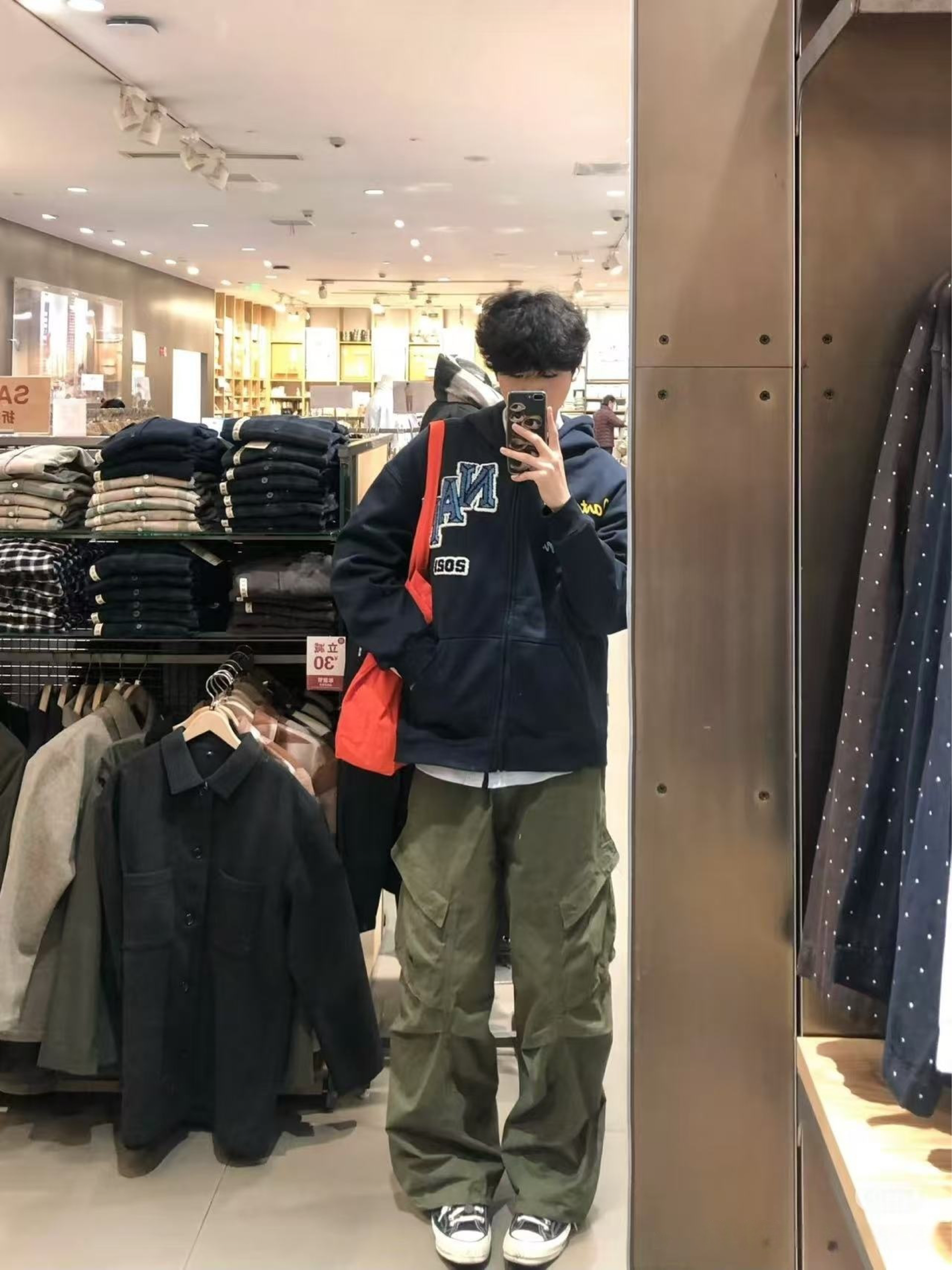 解锁藏青卫衣新穿法，撞色包点亮整体