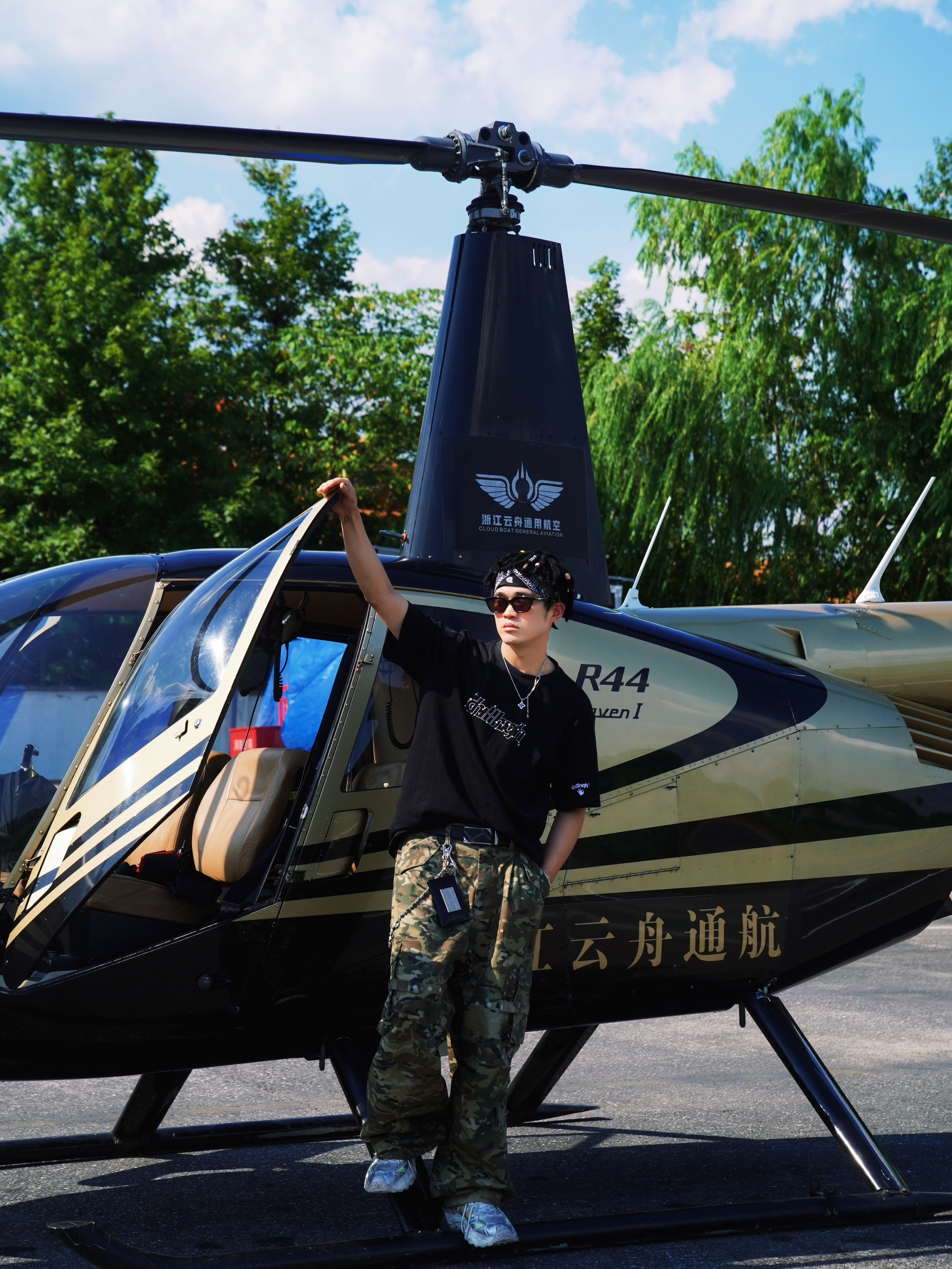 🚁🔥 坐进上帝视角！杭州城市上空开直升机？黑T迷彩帅炸停机坪！(附爆照指南)🔥