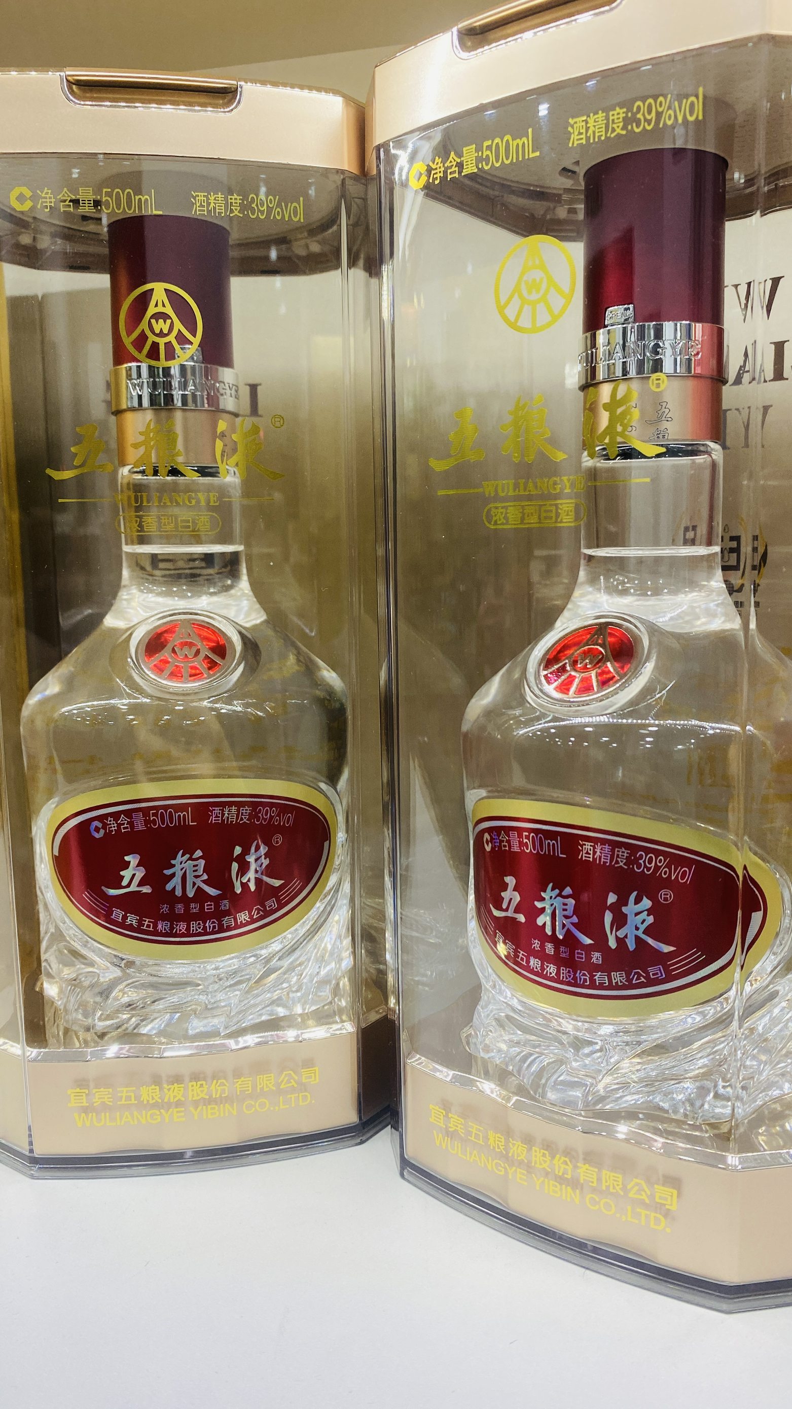 开瓶窖香涌🍻入口微辣瞬化🍻粮香回甘缠舌尖☺️顺喉落胃，暖意漫开不冲，杯空犹有余香。