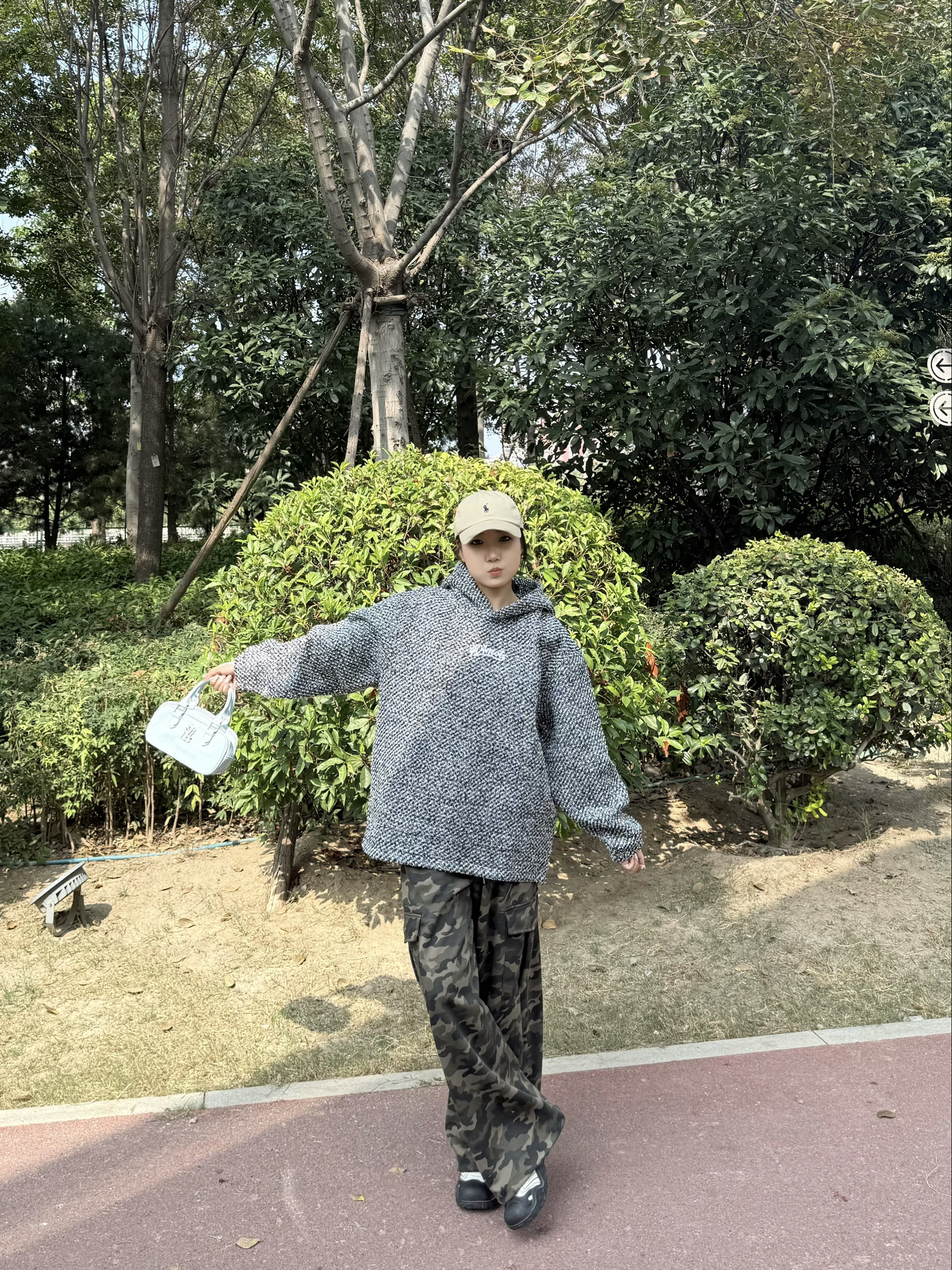 🌿公园松弛感穿搭 | 灰色连帽卫衣+迷彩裤超绝