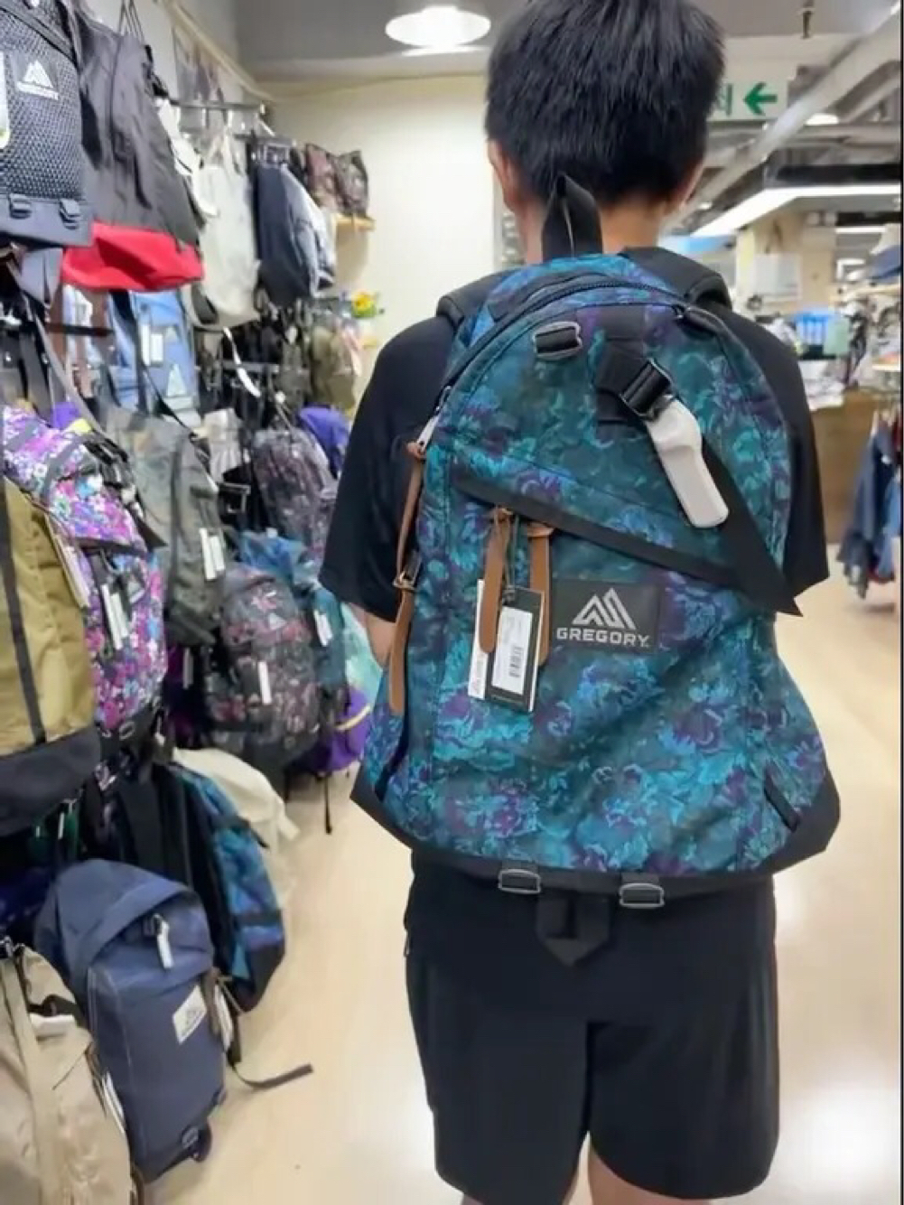 开学前特意跑去香港🇭🇰给他买了,心心念念的书包🎒