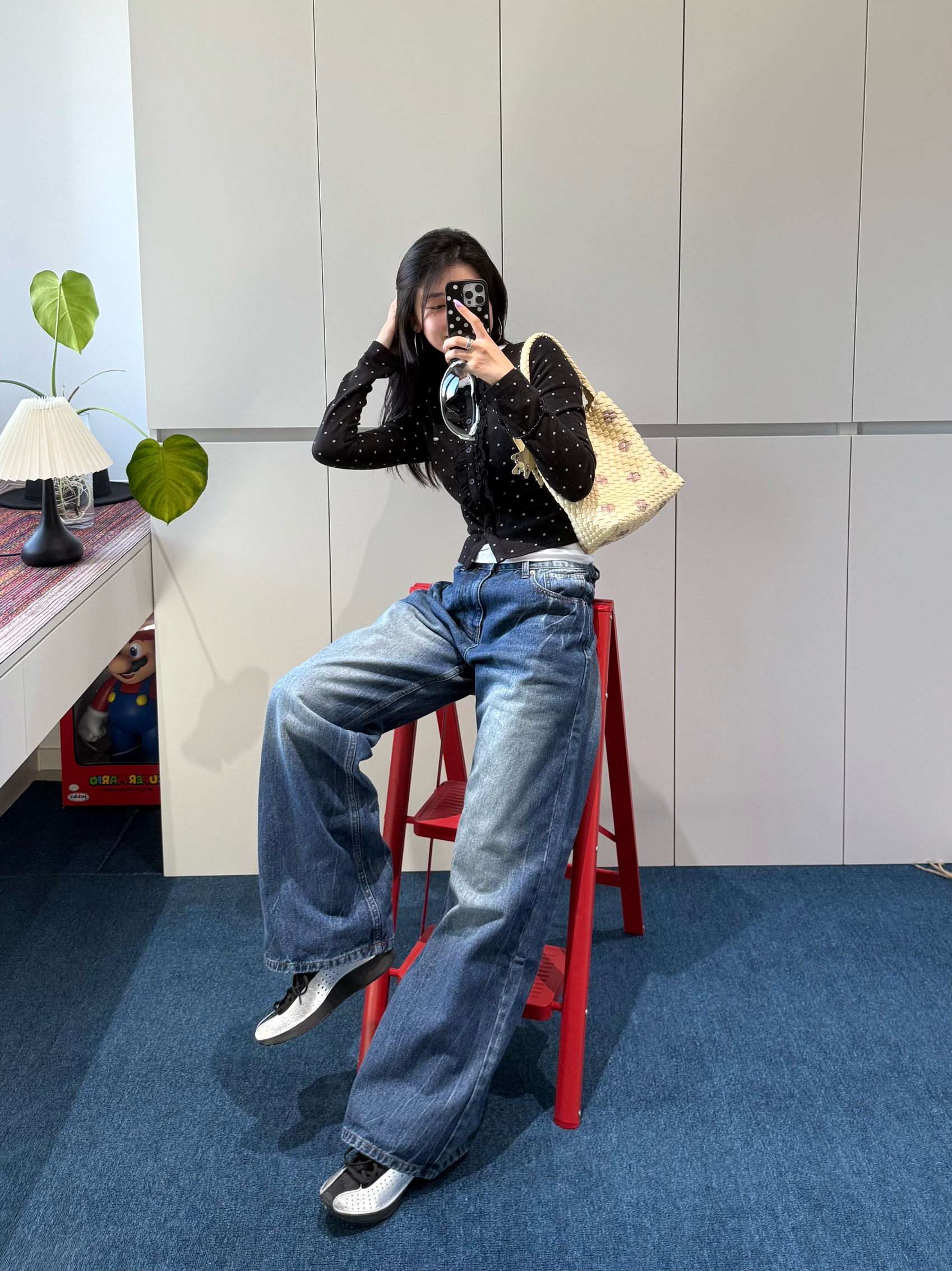 早秋复古风，波点针织与阔腿牛仔的格调
