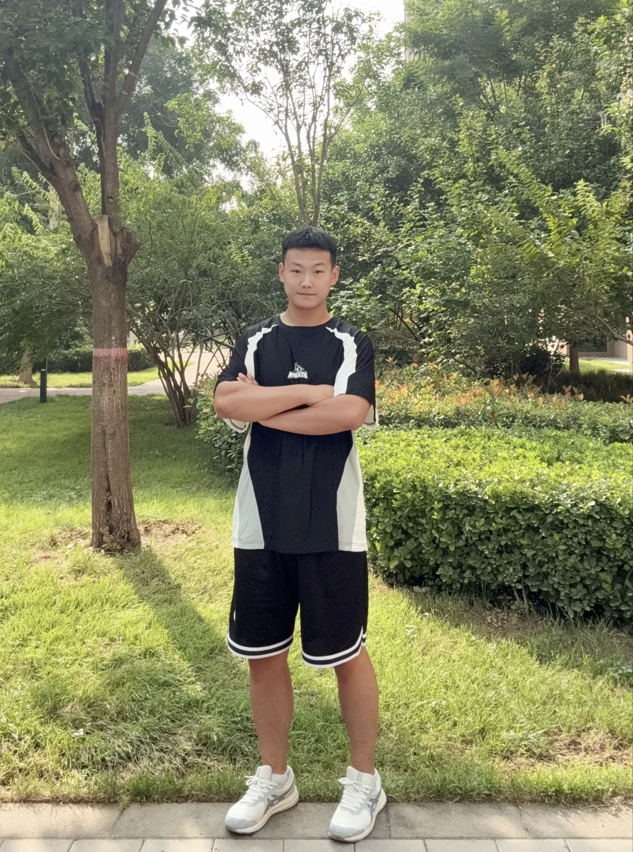 黑白拼接短袖太绝啦！运动休闲风轻松拿捏