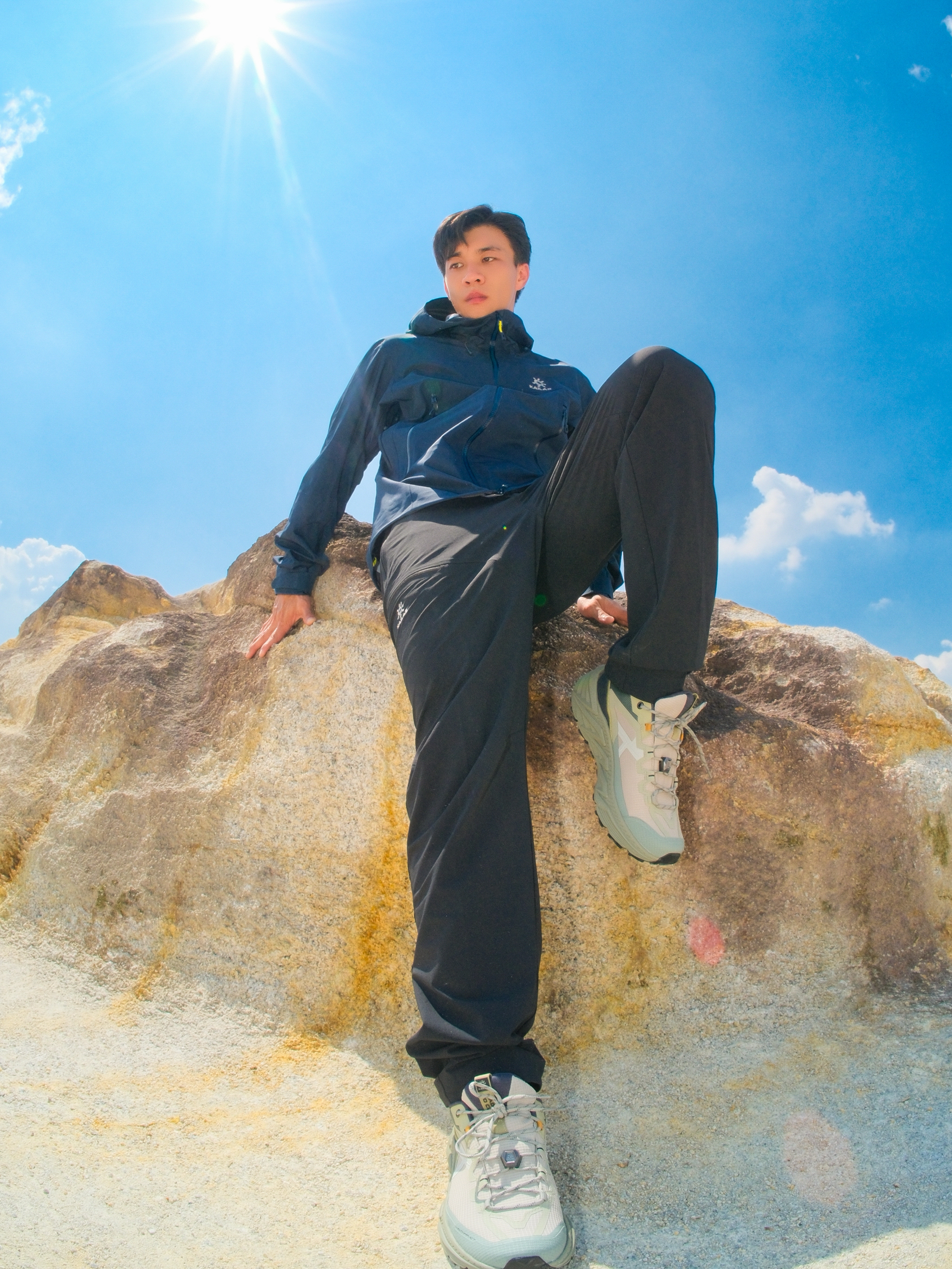 被雷击木上新生的菌菇照亮心情⛰️